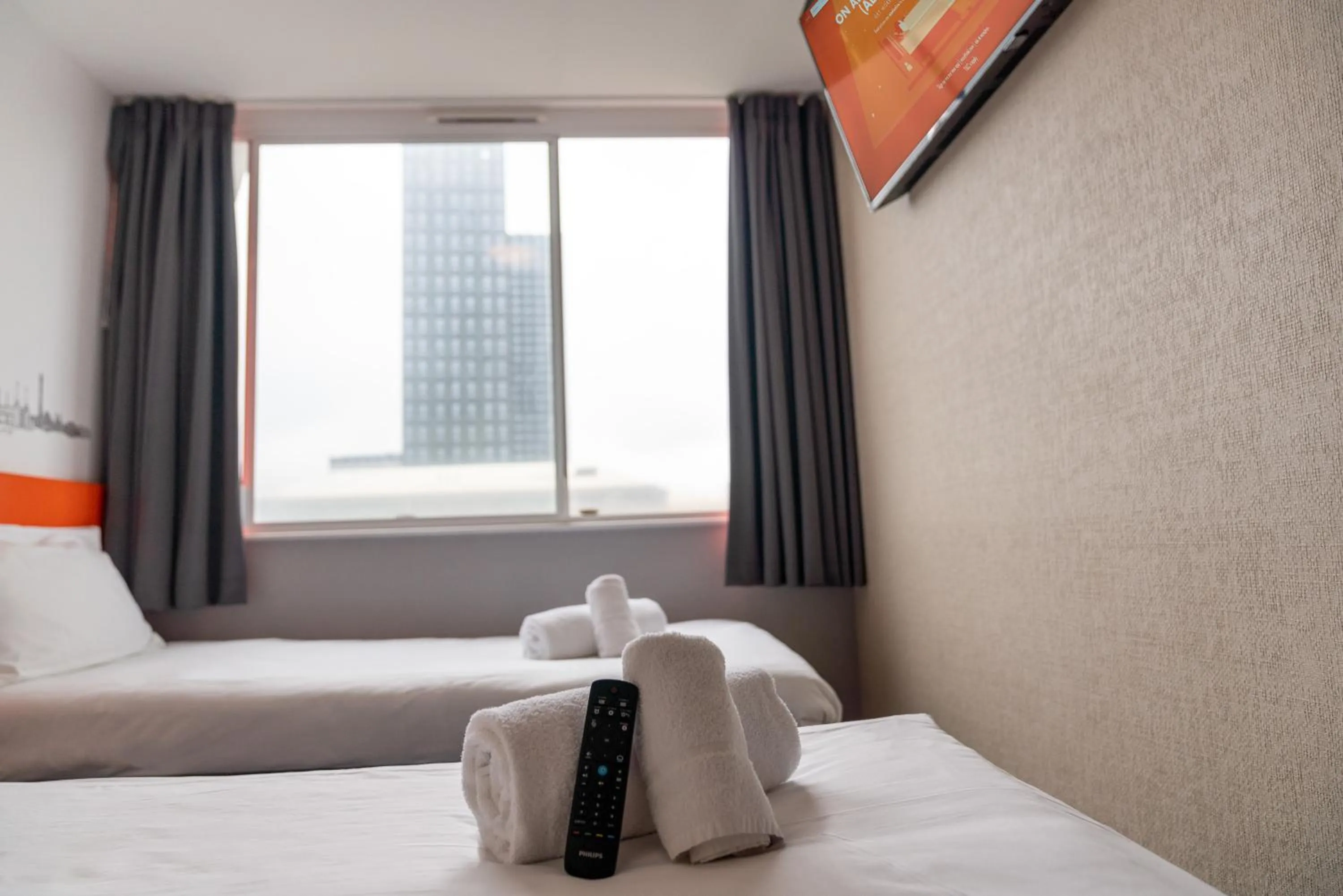 Bedroom, Bed in easyHotel Croydon