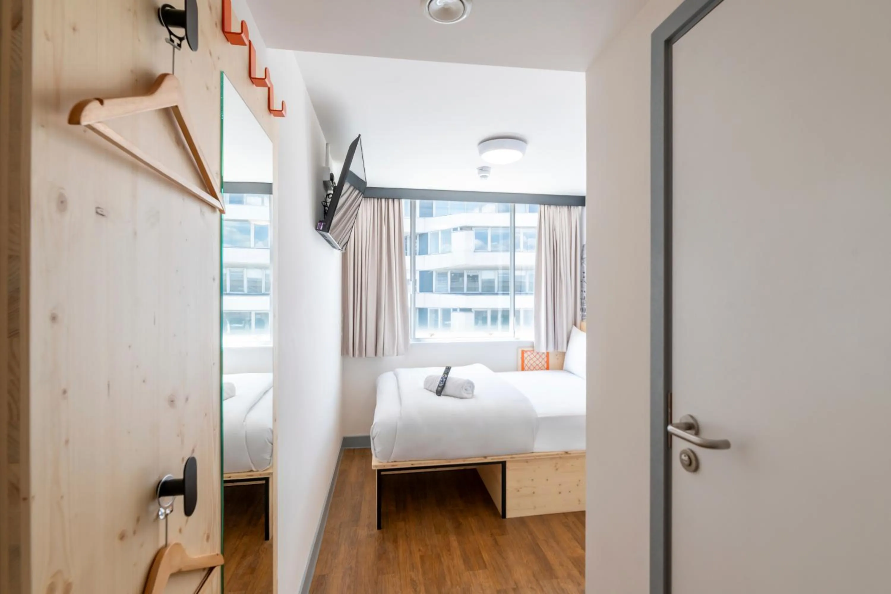 Bedroom, Bed in easyHotel Croydon