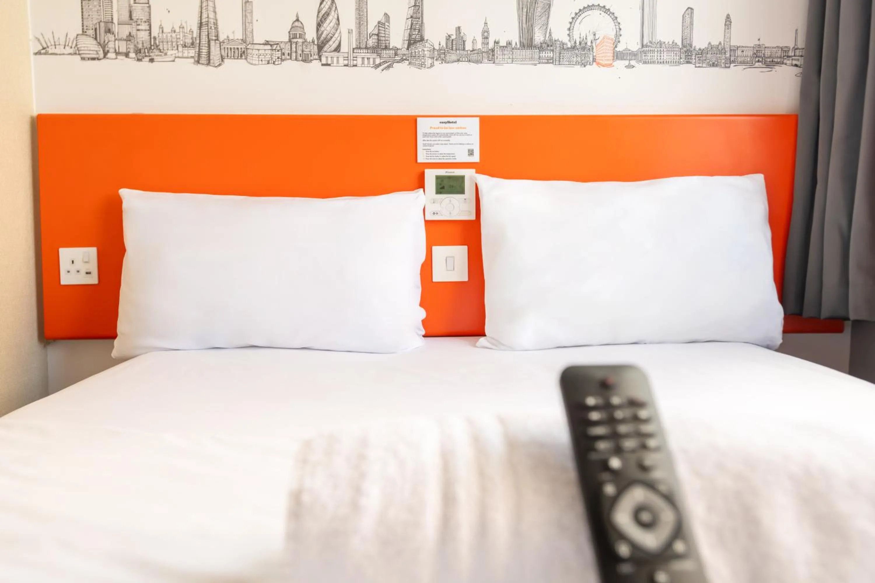 Bedroom, Bed in easyHotel Croydon