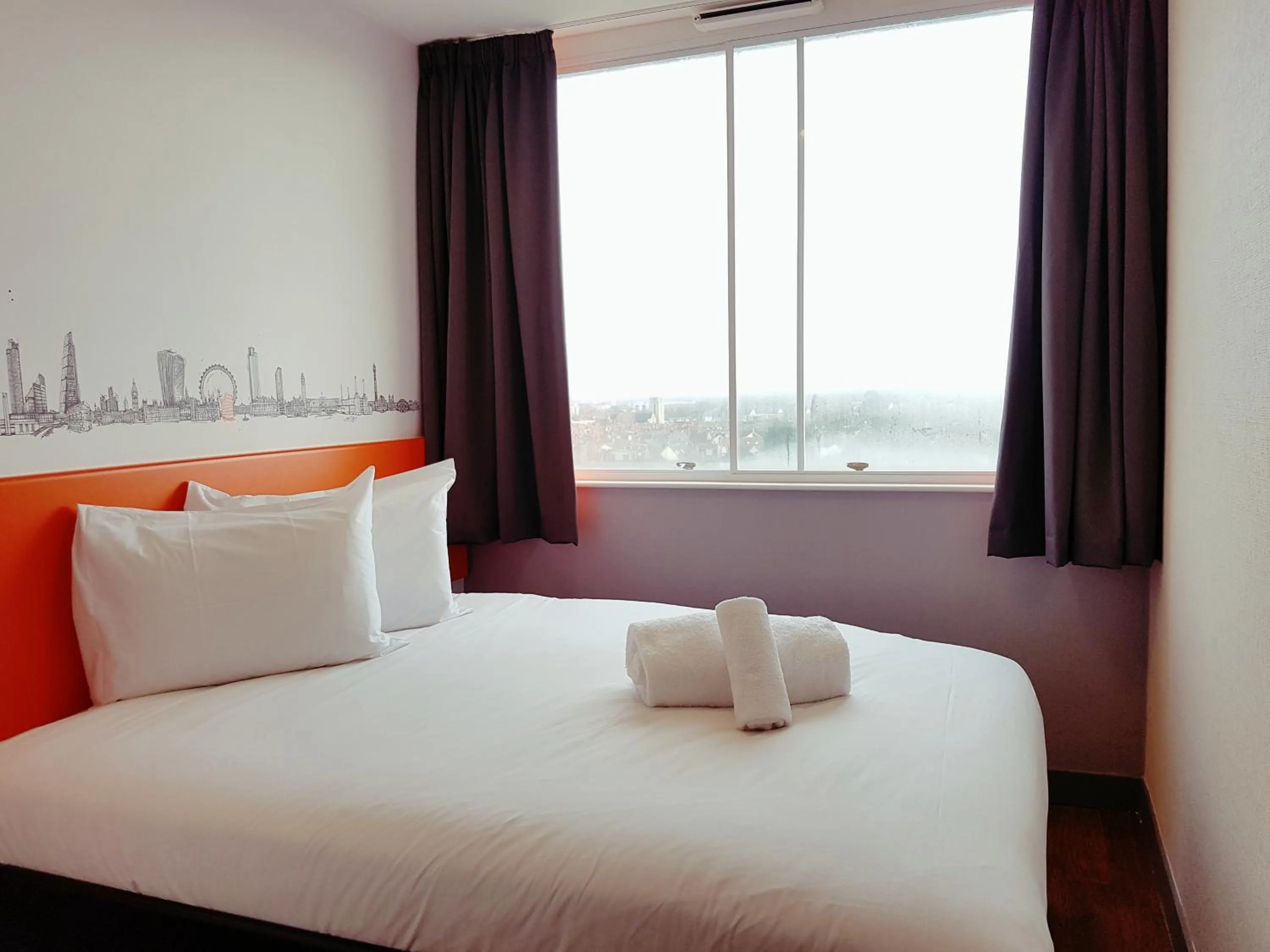 Bedroom, Bed in easyHotel Croydon
