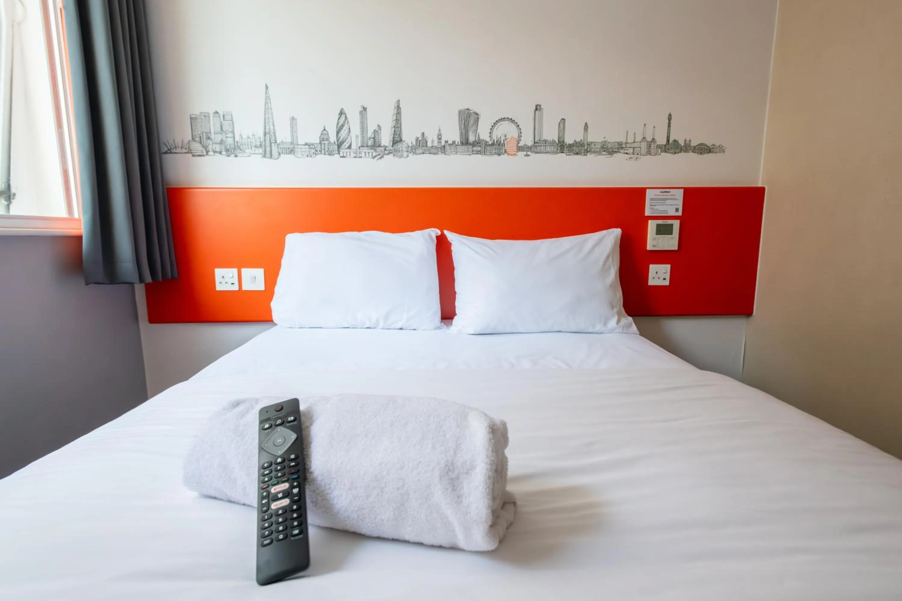 Bedroom, Bed in easyHotel Croydon