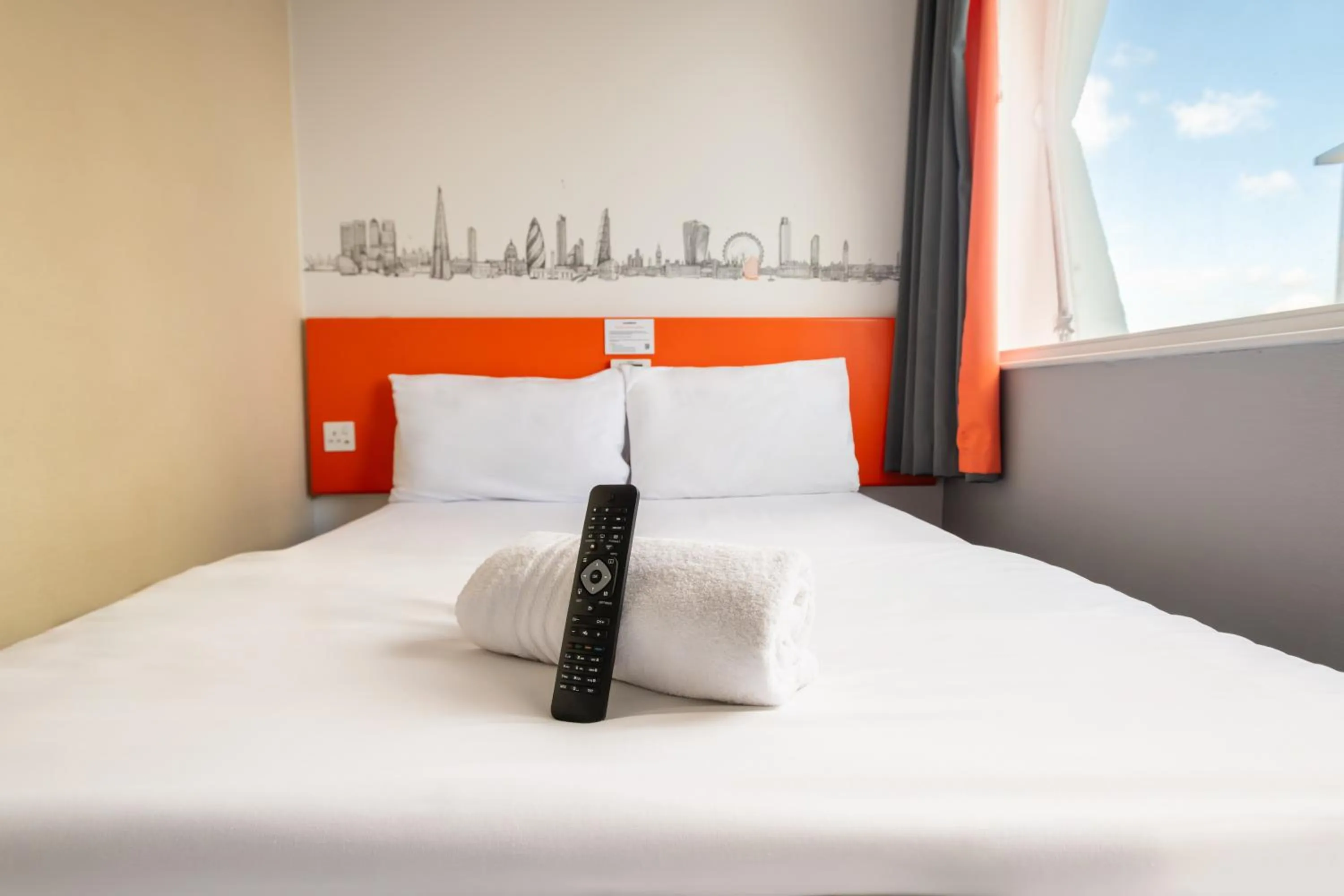 Bedroom, Bed in easyHotel Croydon