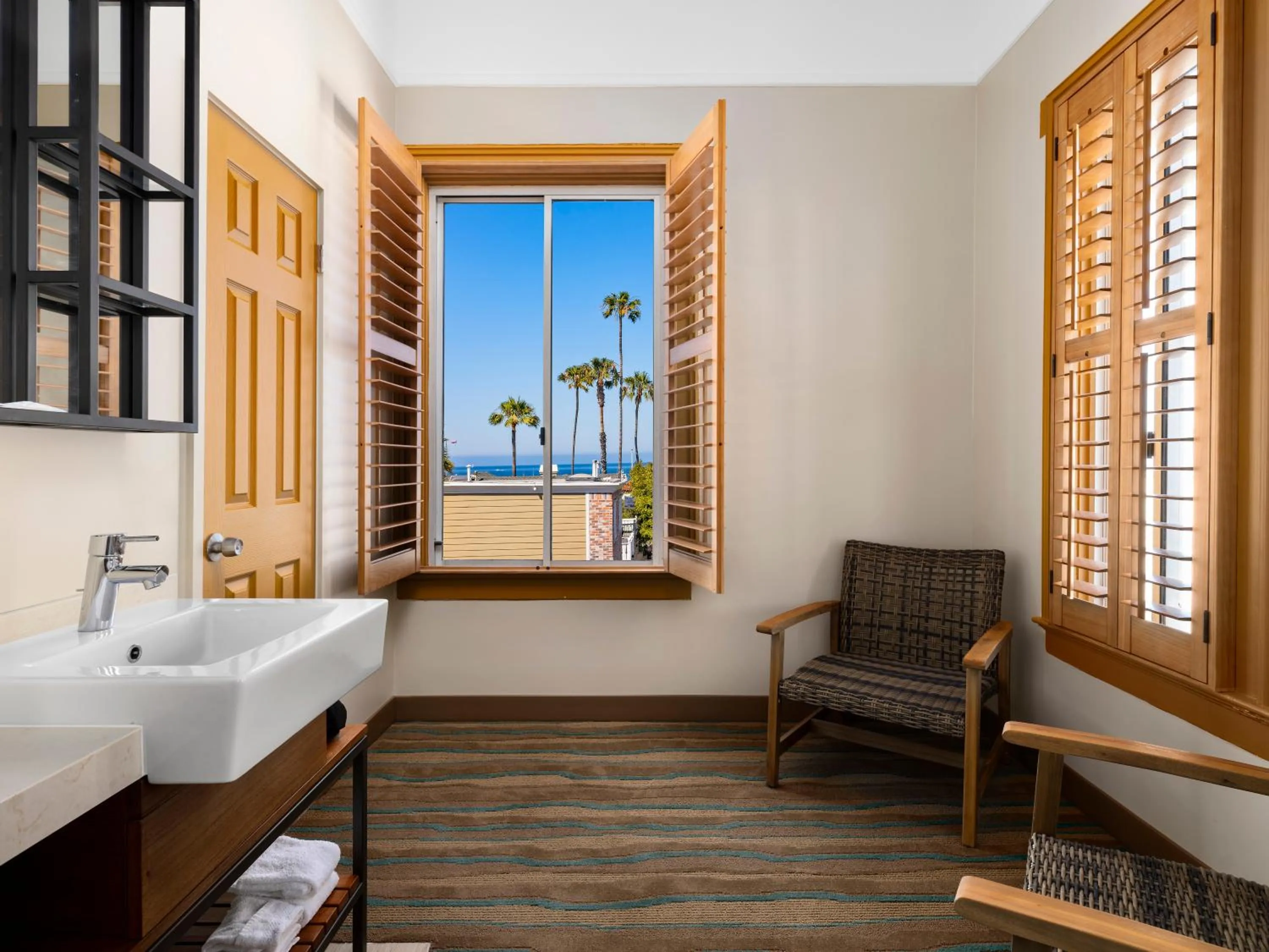 Bathroom, Bed in Catalina Island Inn