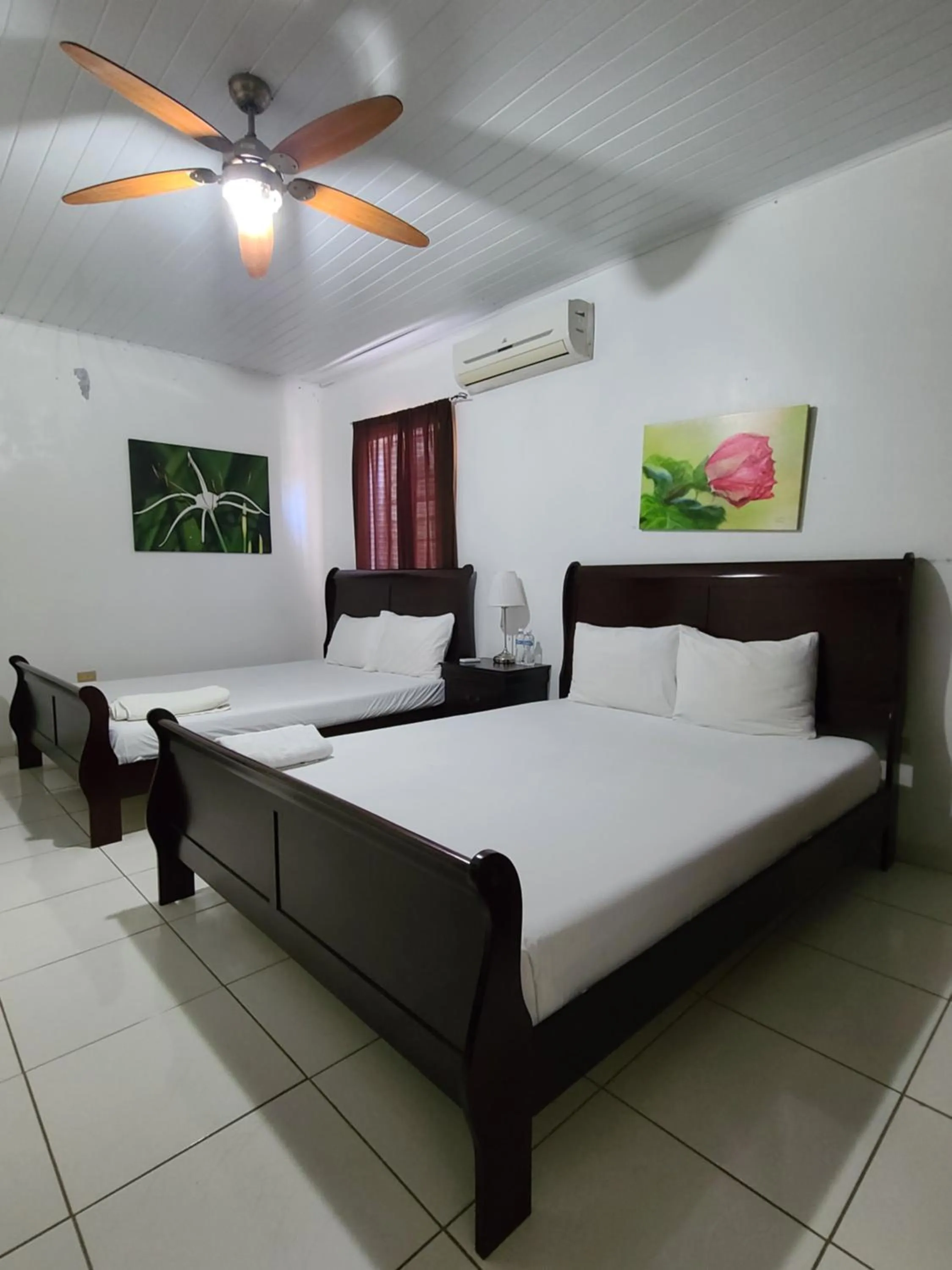 Photo of the whole room, Bed in Habitation Des Lauriers