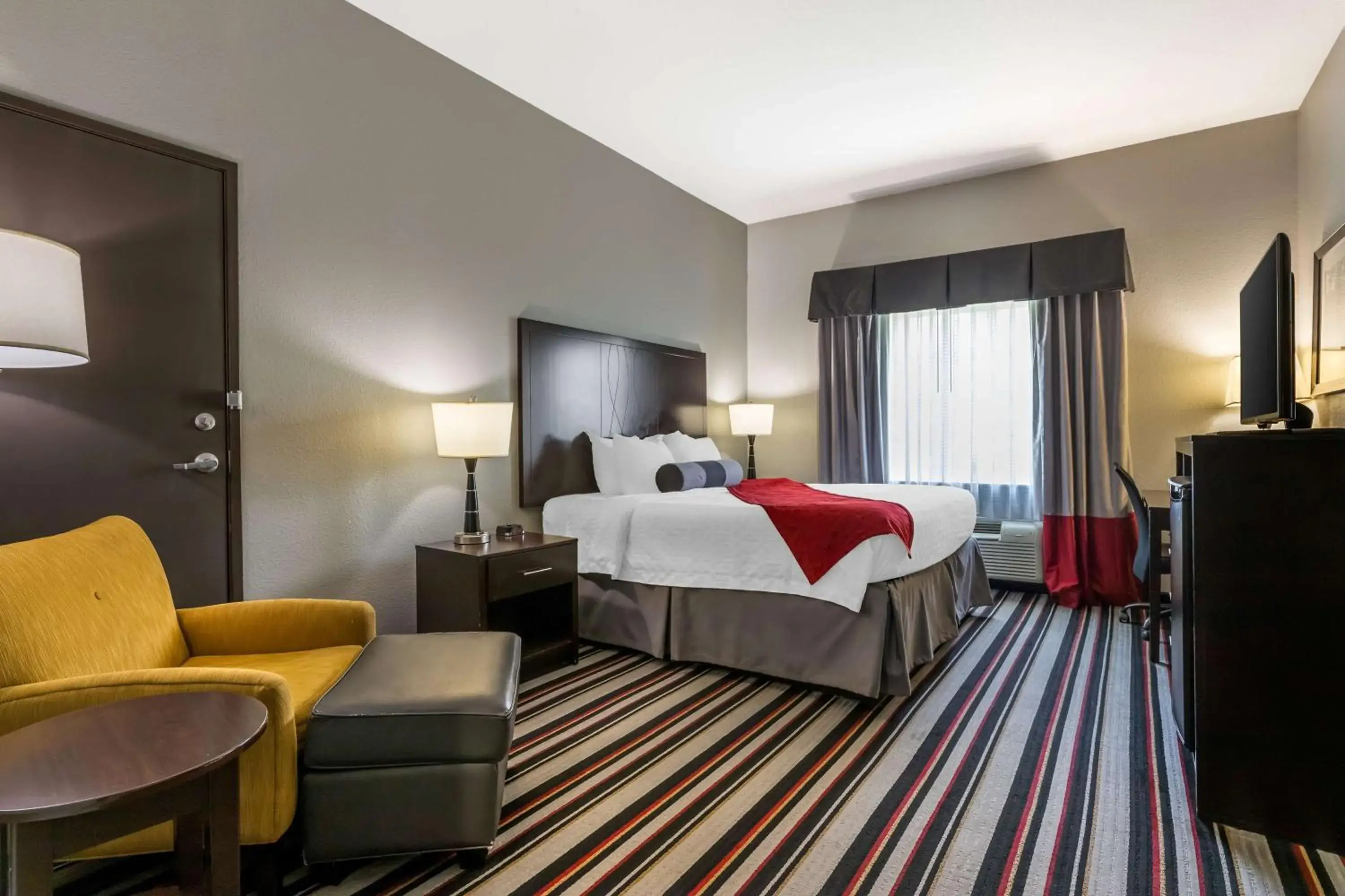 King Room with Roll-in Shower - Disability Access/Non-Smoking in Best Western Plus Coweta's 1st Hotel King Room with Roll-in Shower - Disability Access/Non-Smoking in Best Western Plus Coweta's 1st Hotel