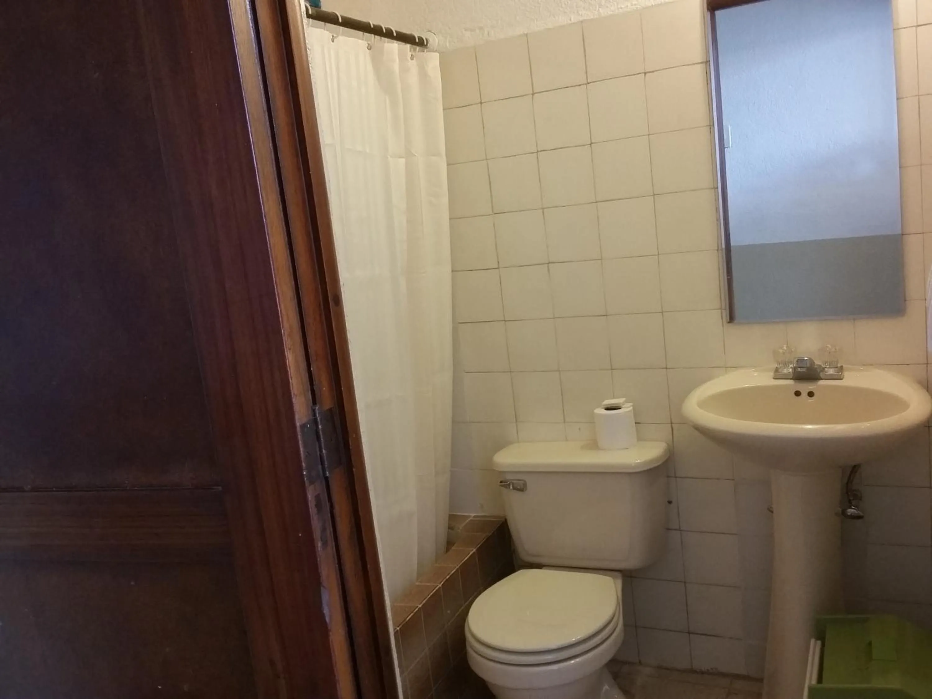 Toilet in Hotel Centenario