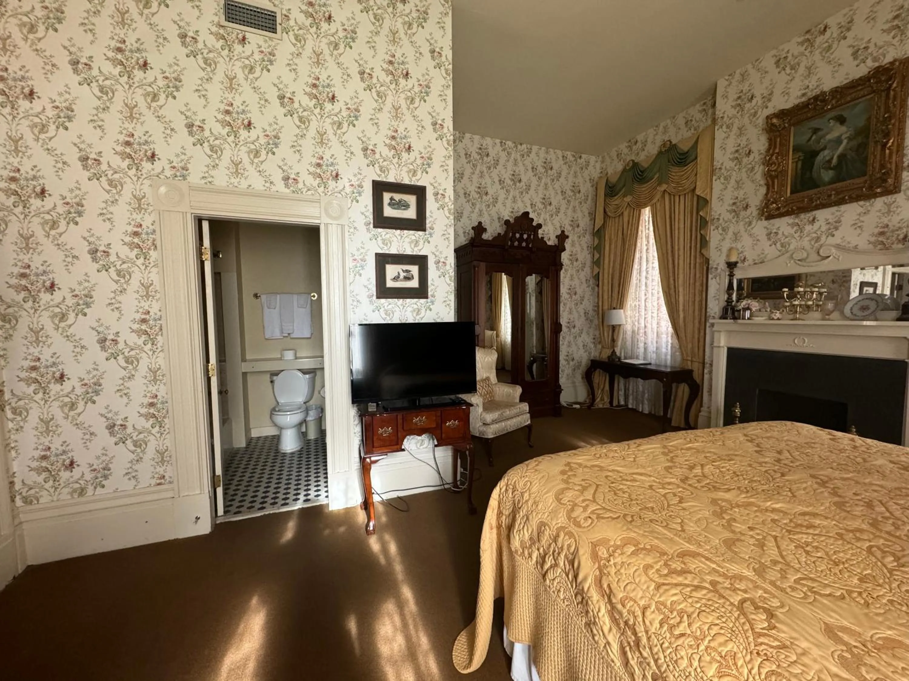 Bed in The Guest House Historic Mansion