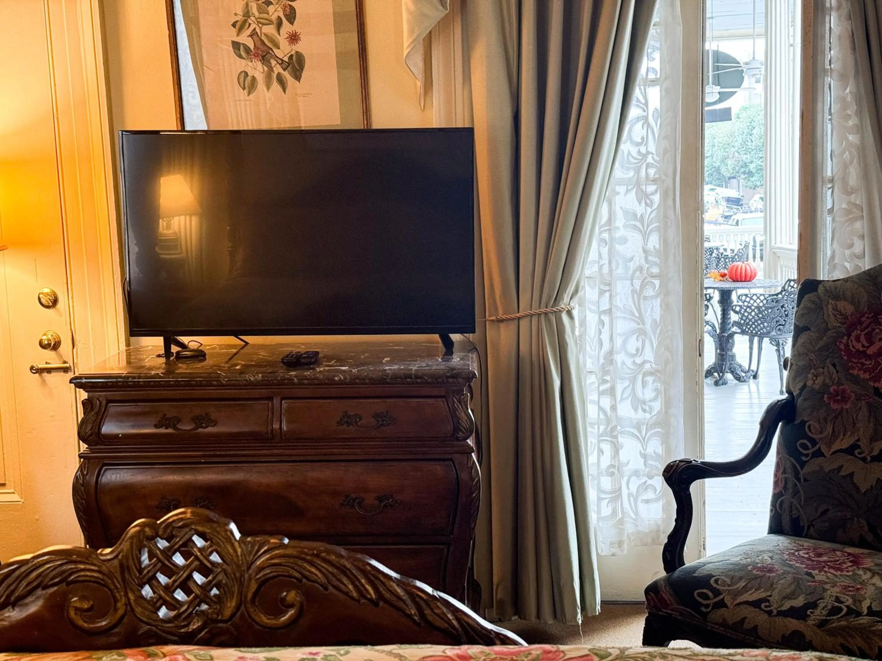 TV and multimedia in The Guest House Historic Mansion