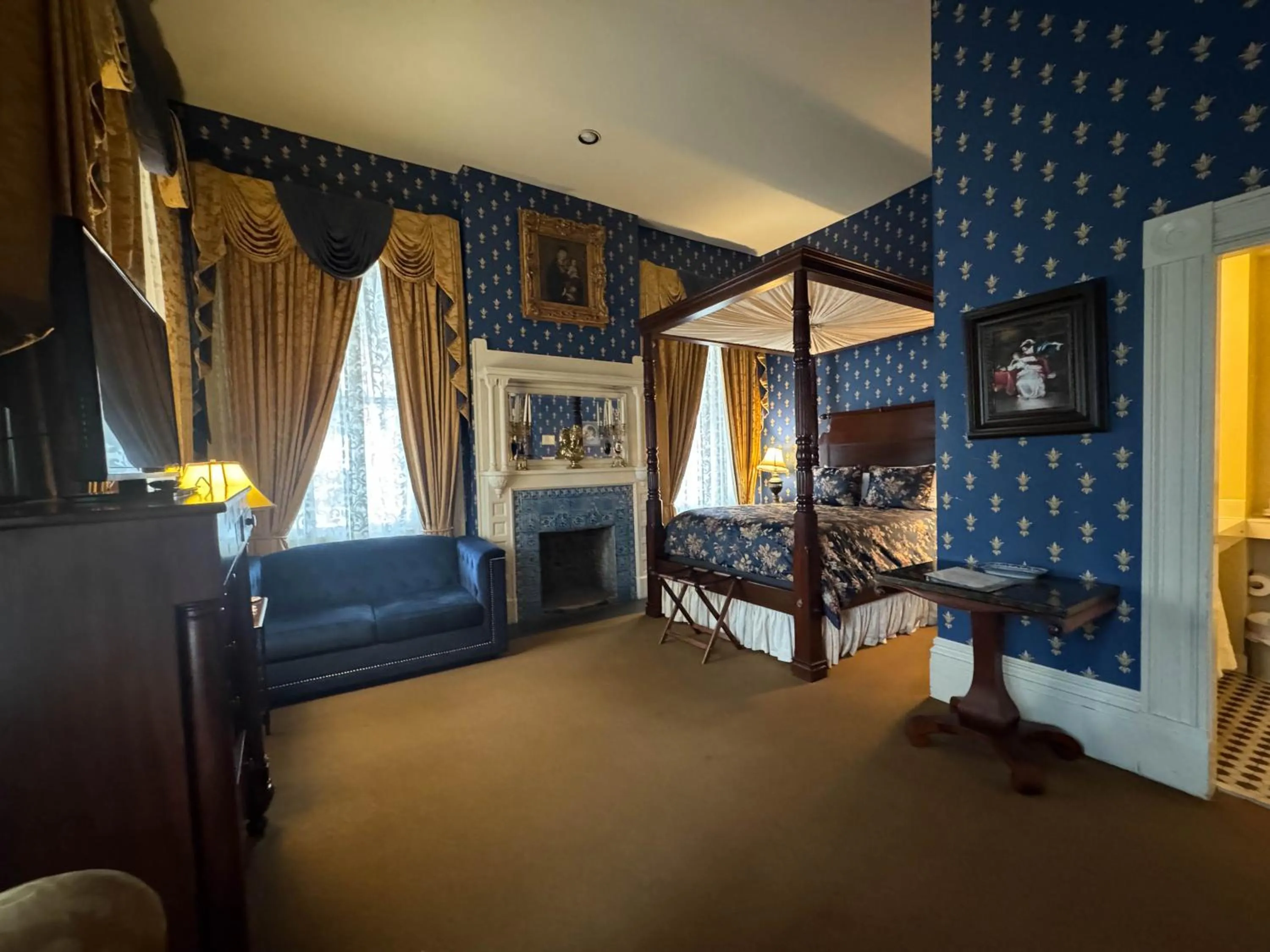 Photo of the whole room, Bed in The Guest House Historic Mansion