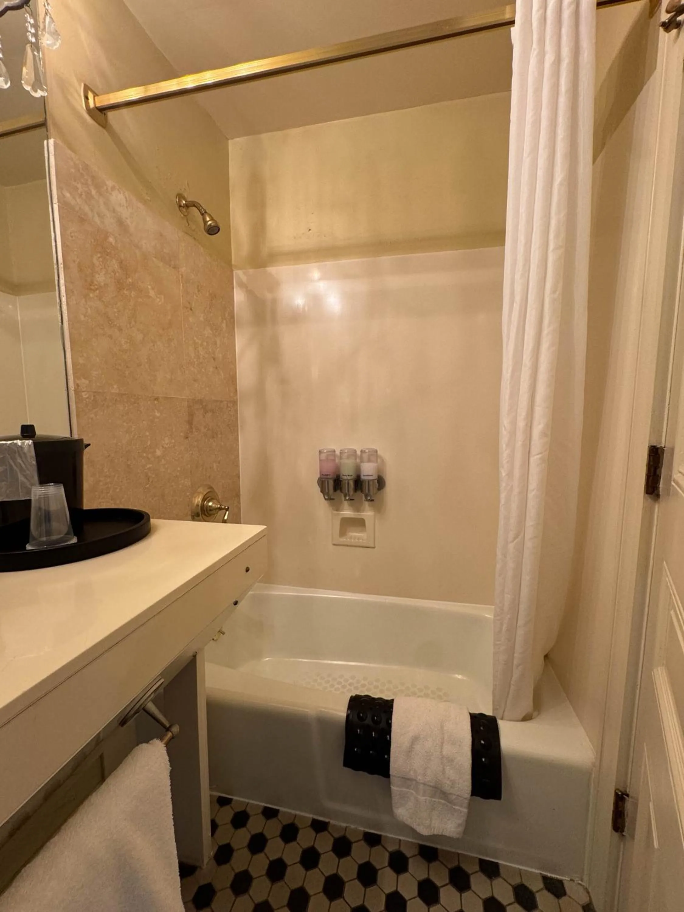 Bath in The Guest House Historic Mansion