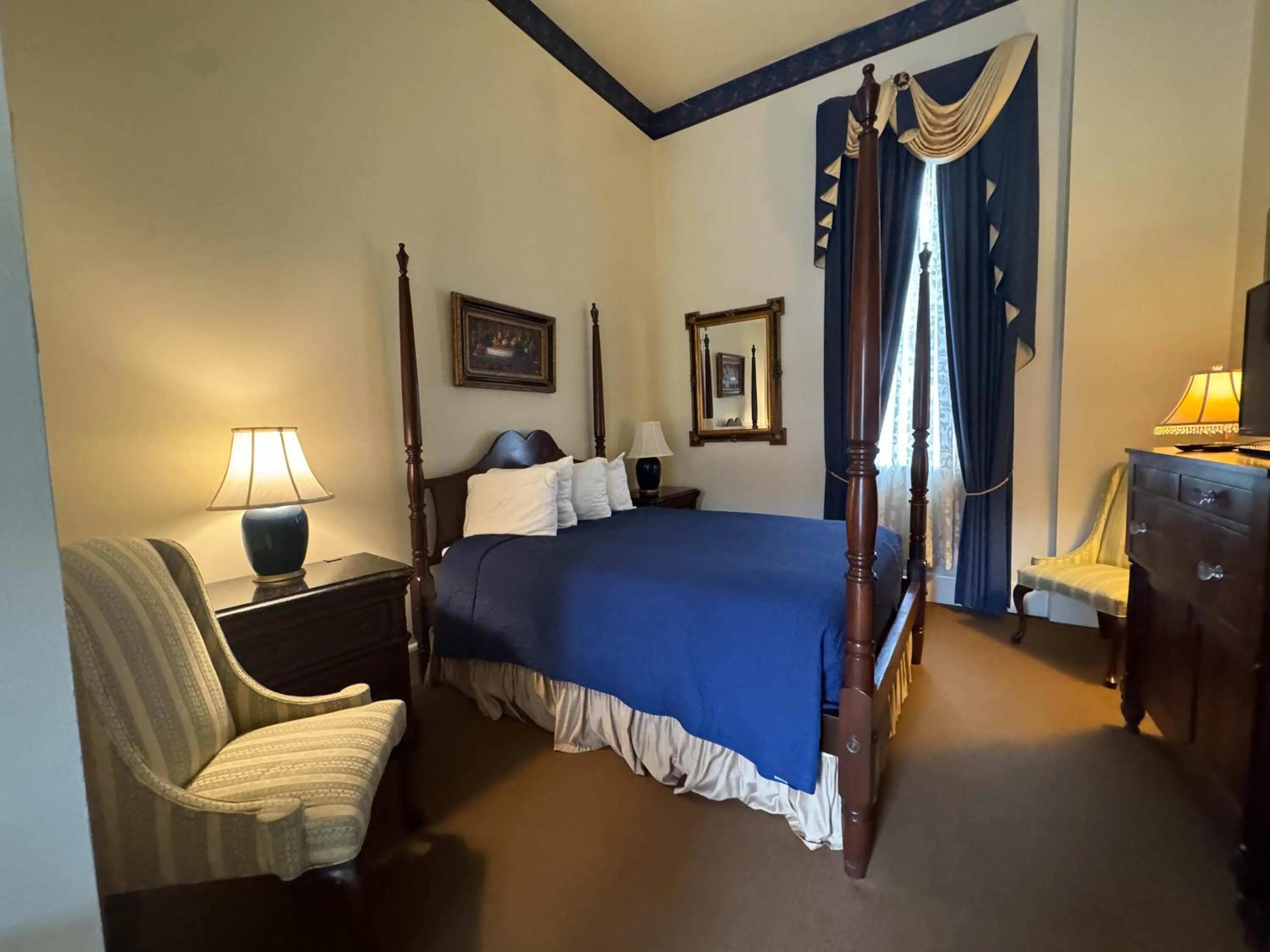 Photo of the whole room, Bed in The Guest House Historic Mansion