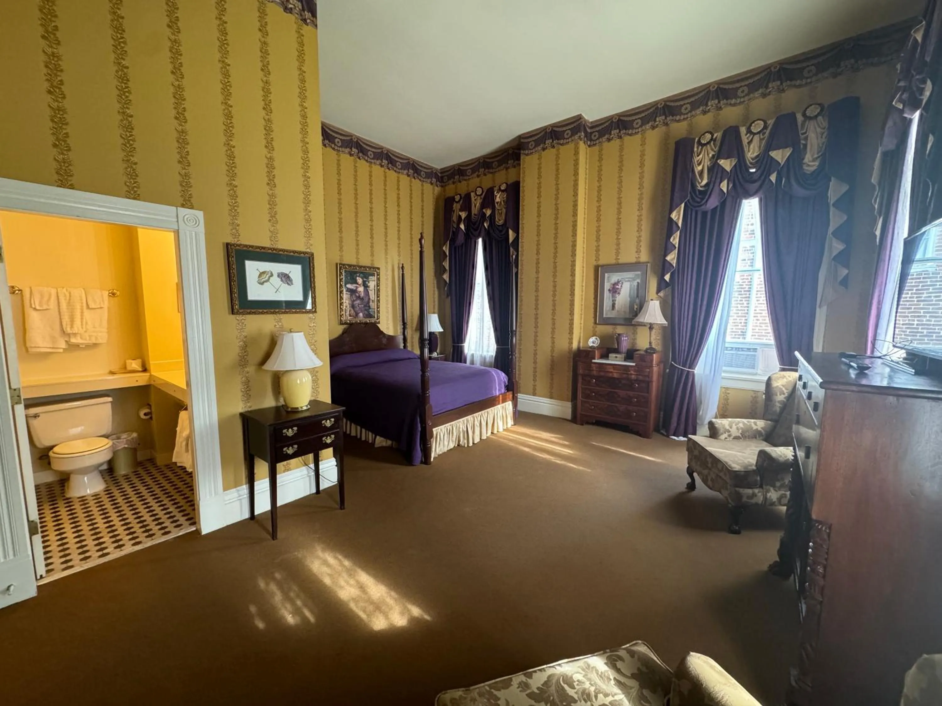 Photo of the whole room, Bed in The Guest House Historic Mansion