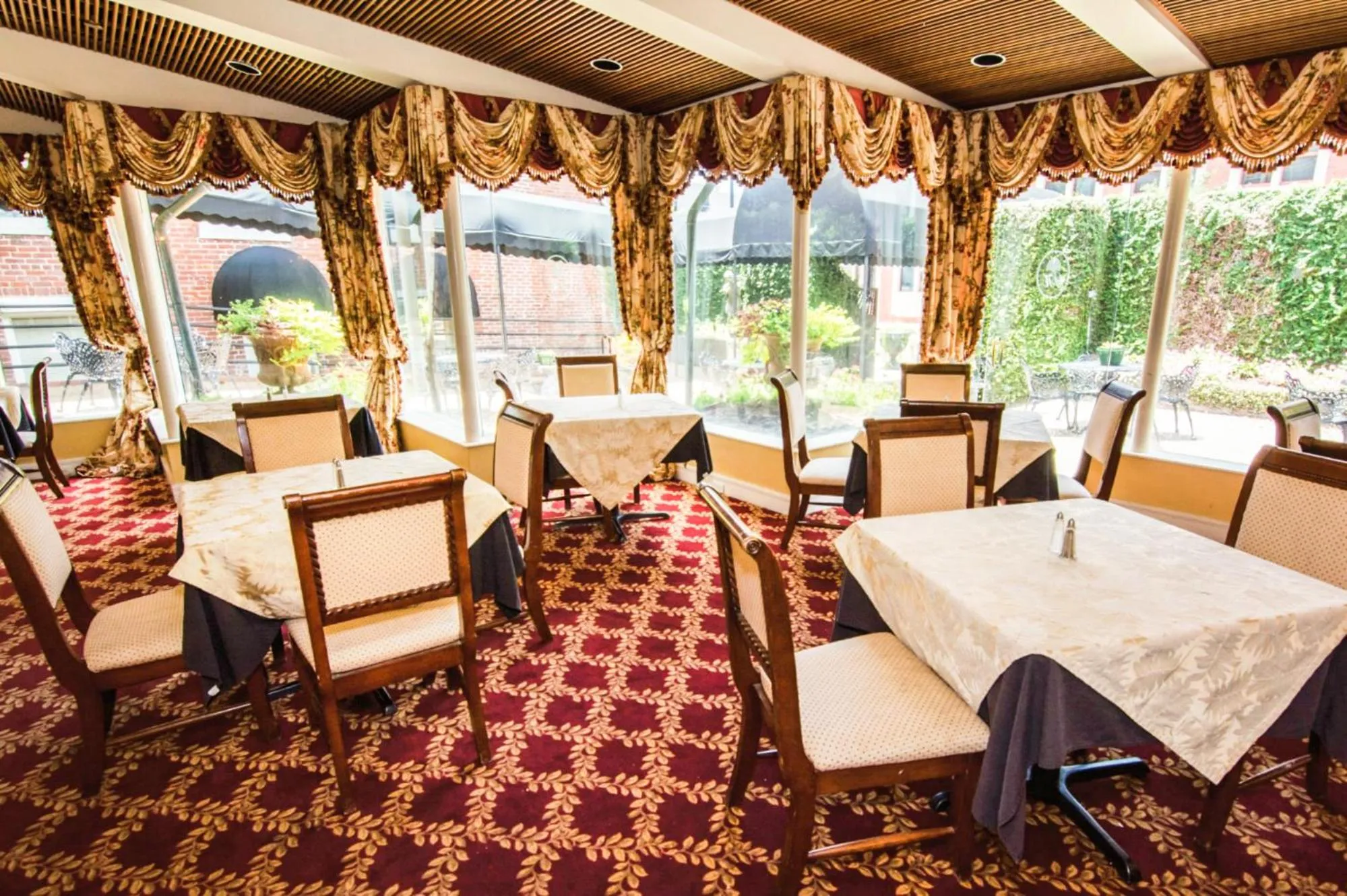 Restaurant/places to eat in The Guest House Historic Mansion