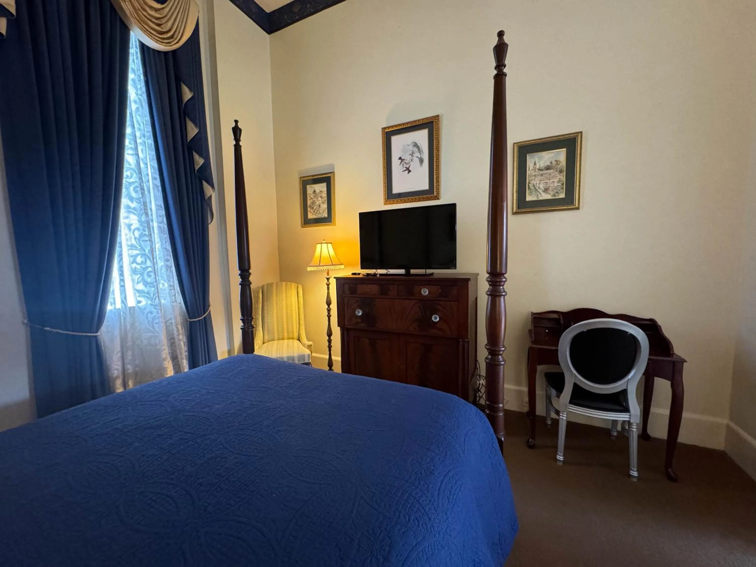 Bed in The Guest House Historic Mansion