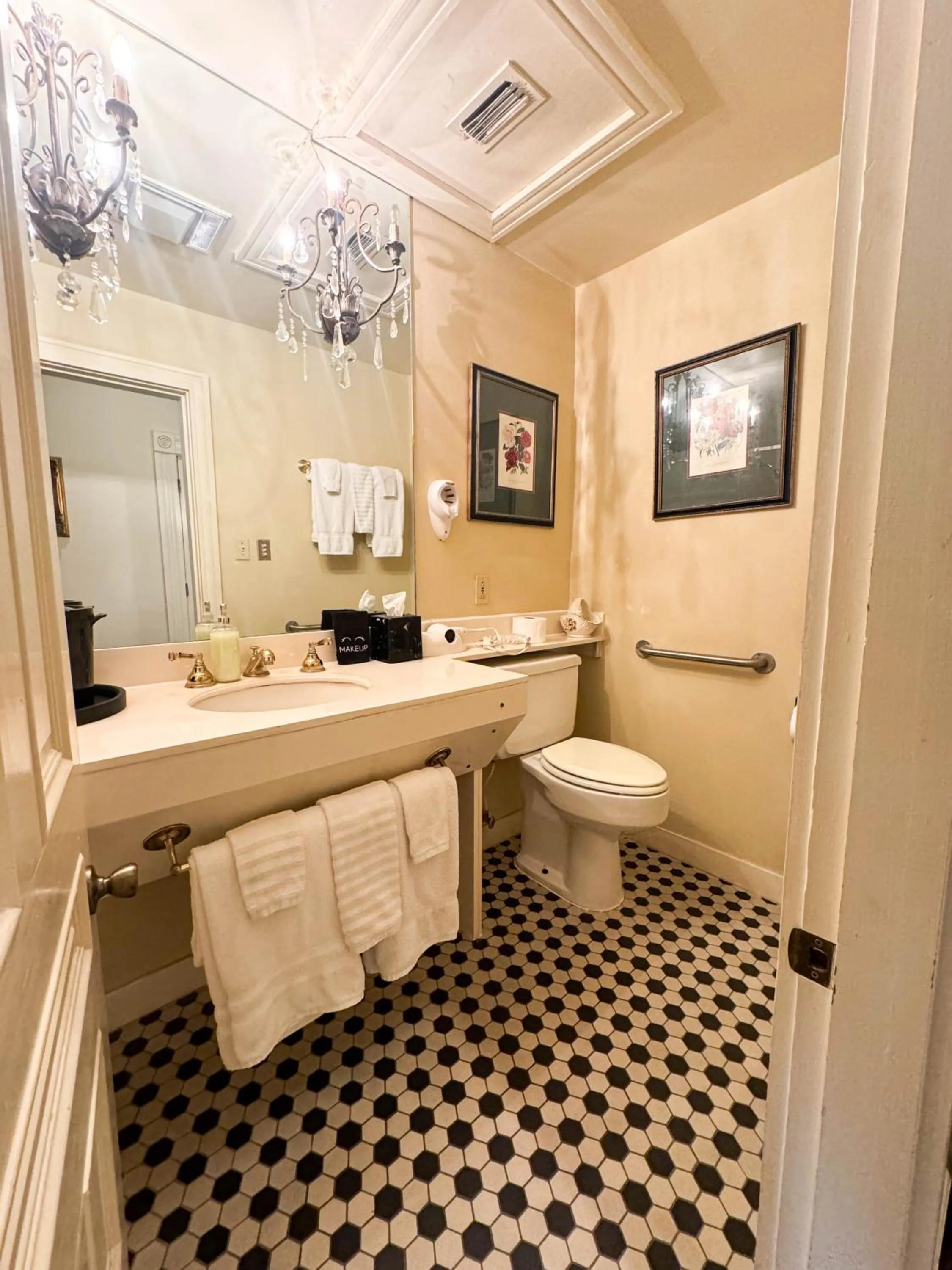 Bath in The Guest House Historic Mansion