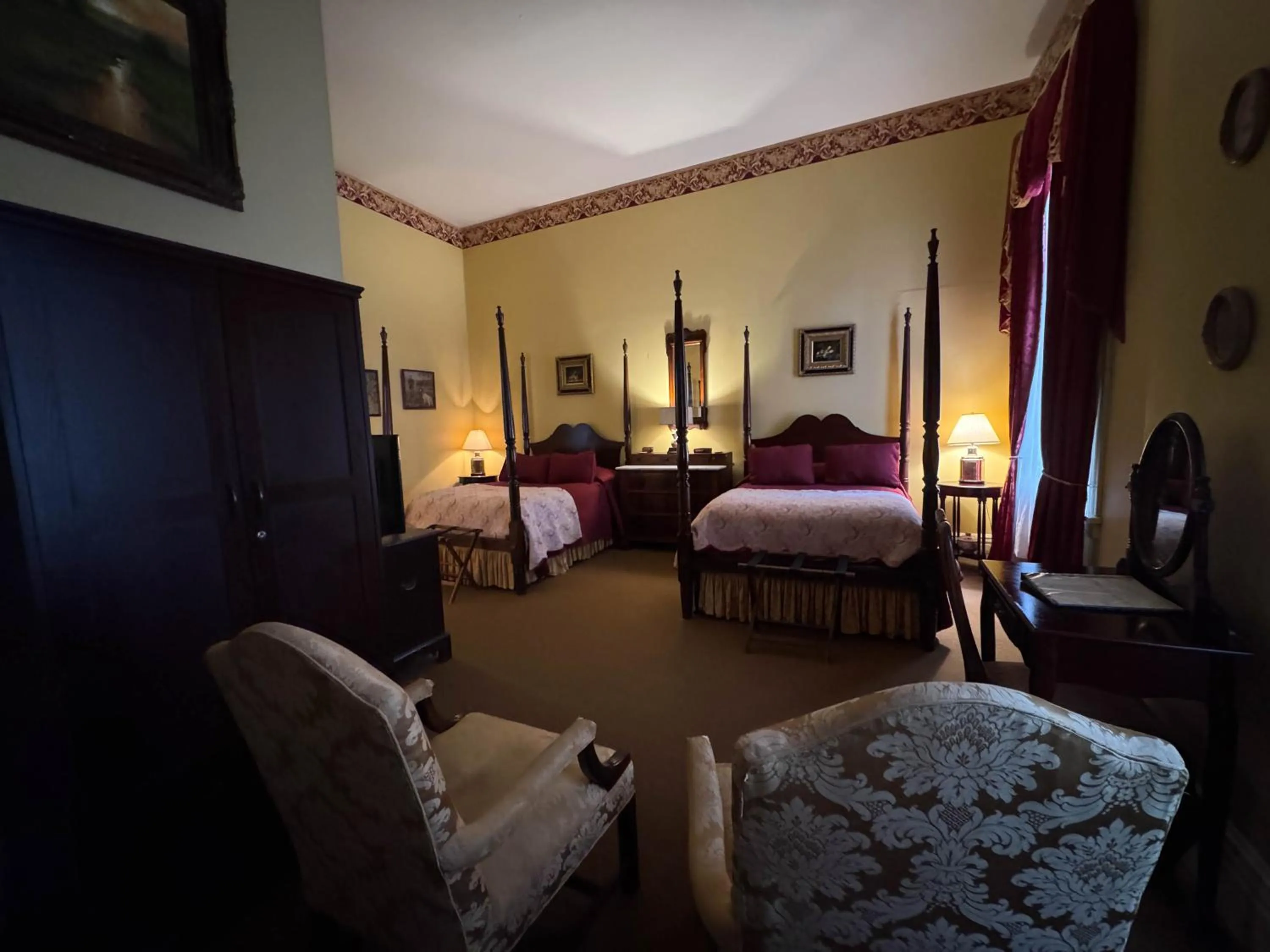 Photo of the whole room, Bed in The Guest House Historic Mansion