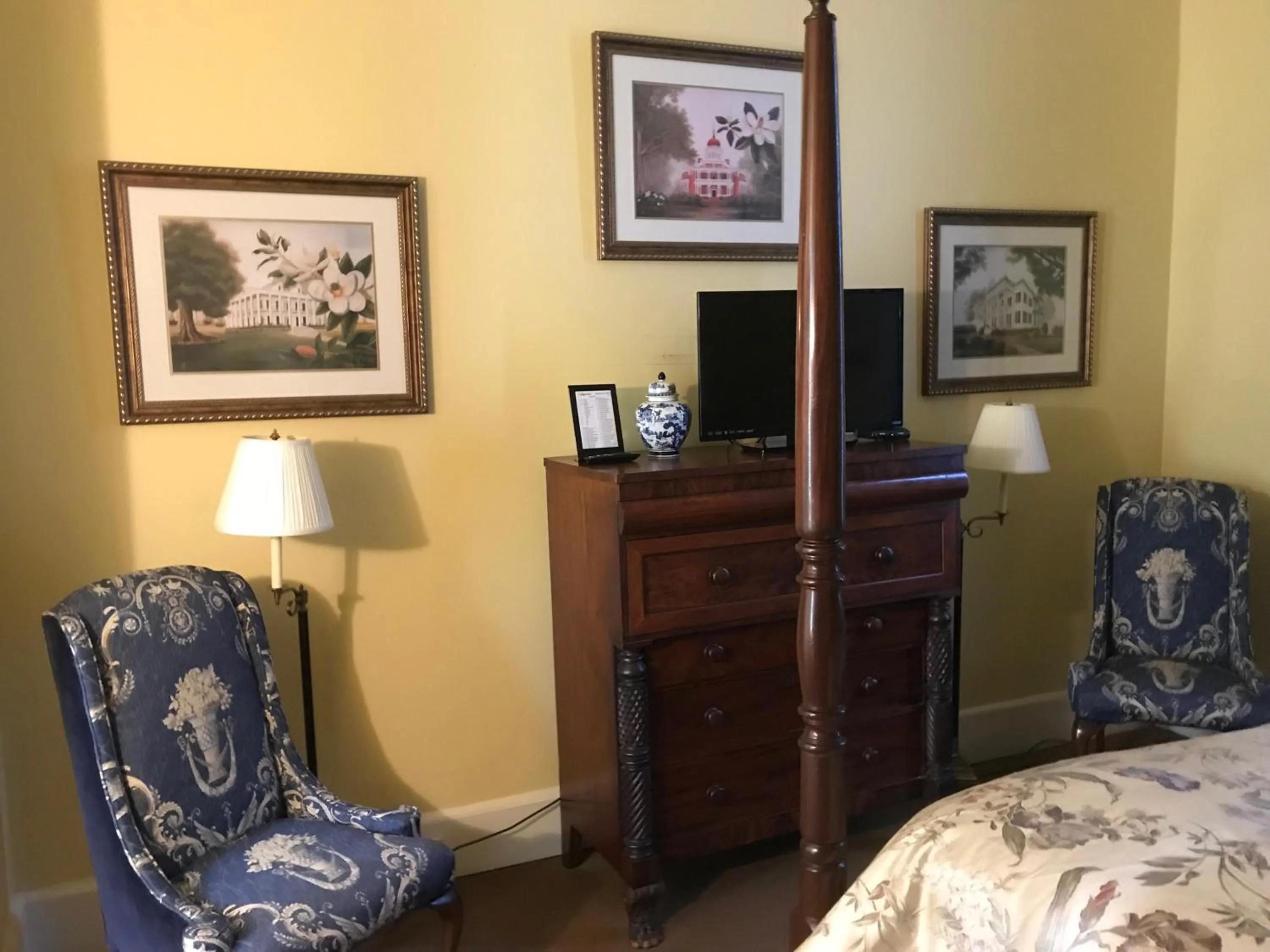 TV and multimedia, Bed in The Guest House Historic Mansion