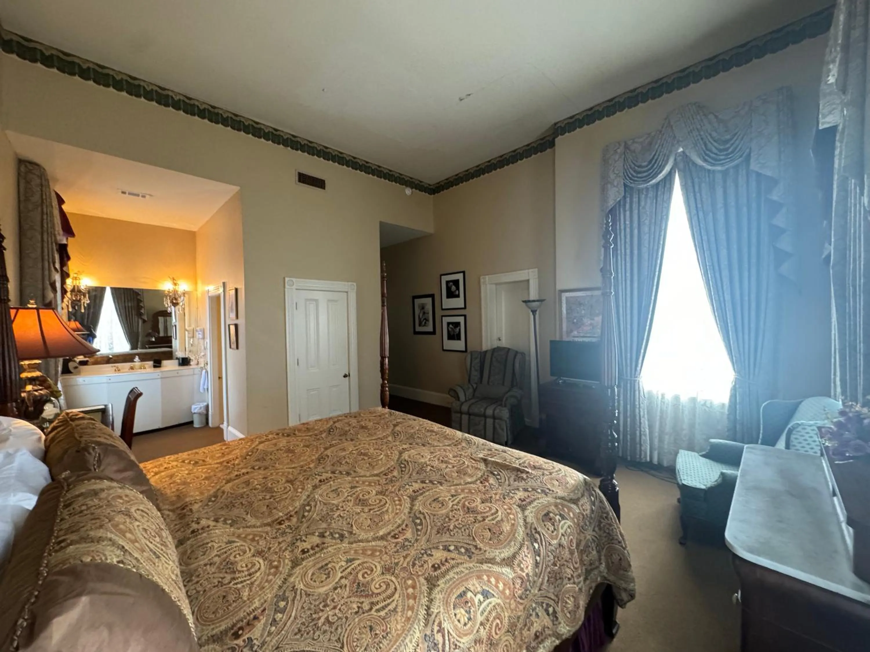 Bed in The Guest House Historic Mansion