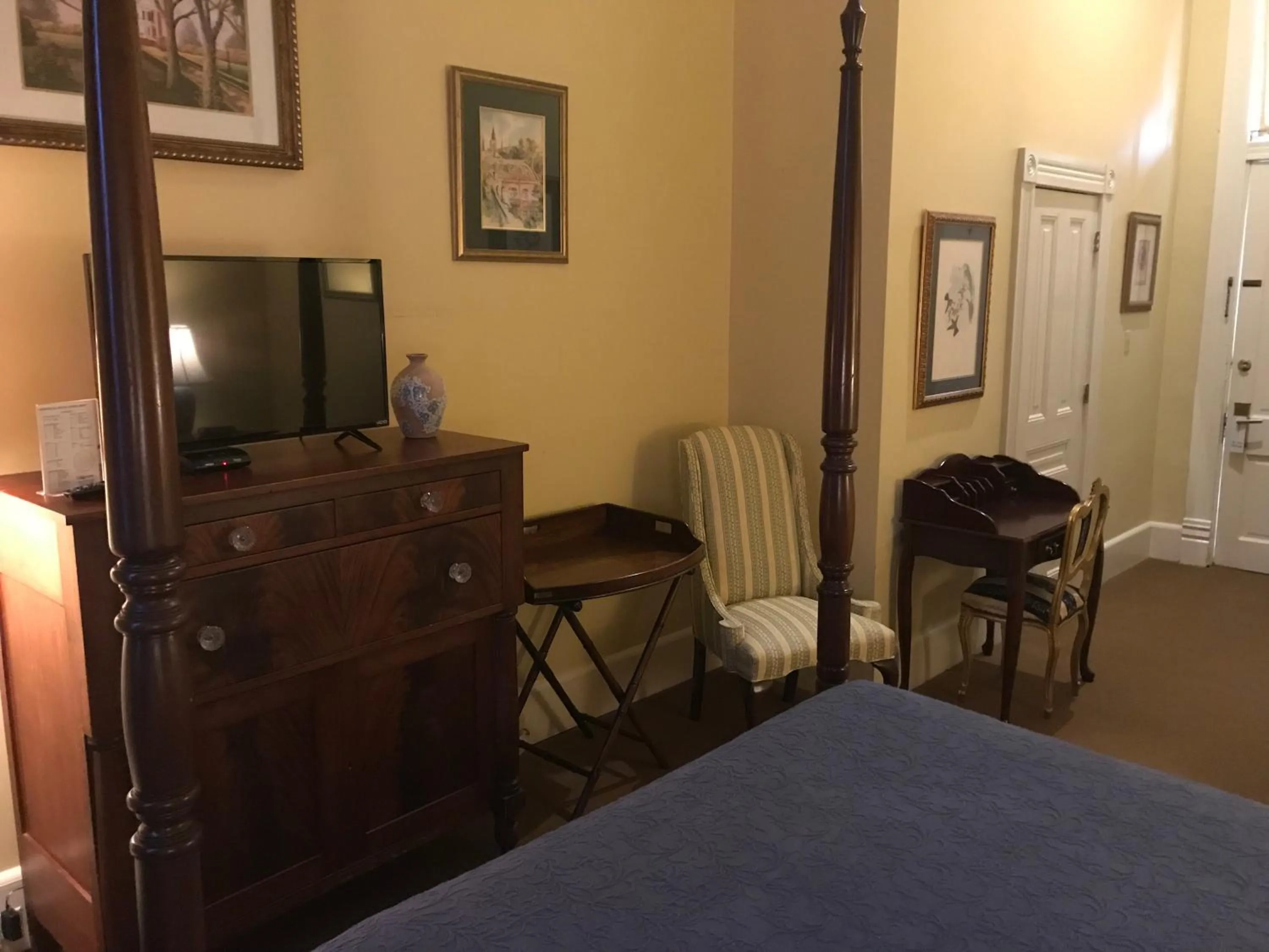 Living room, Bed in The Guest House Historic Mansion