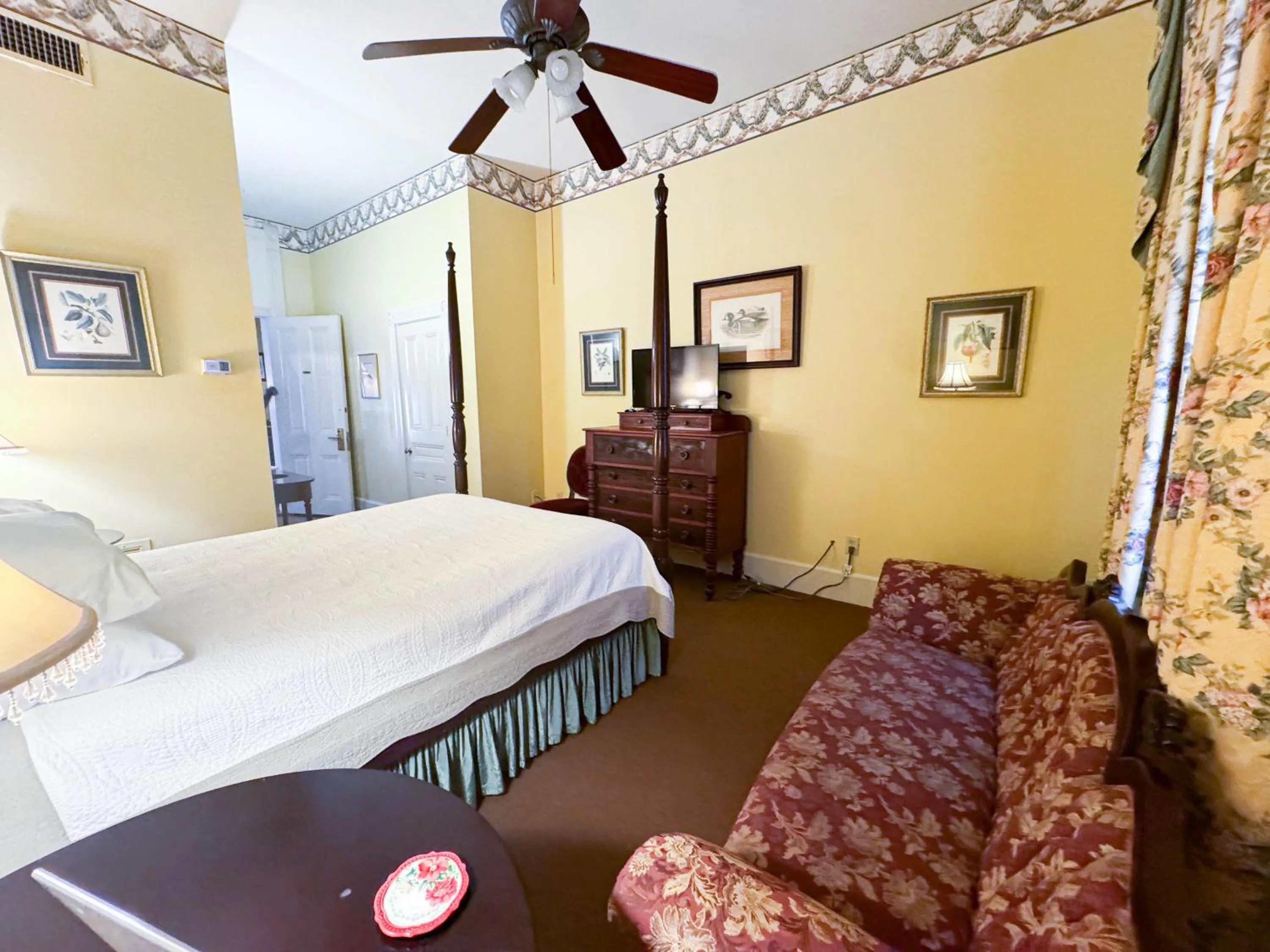 Photo of the whole room, Bed in The Guest House Historic Mansion