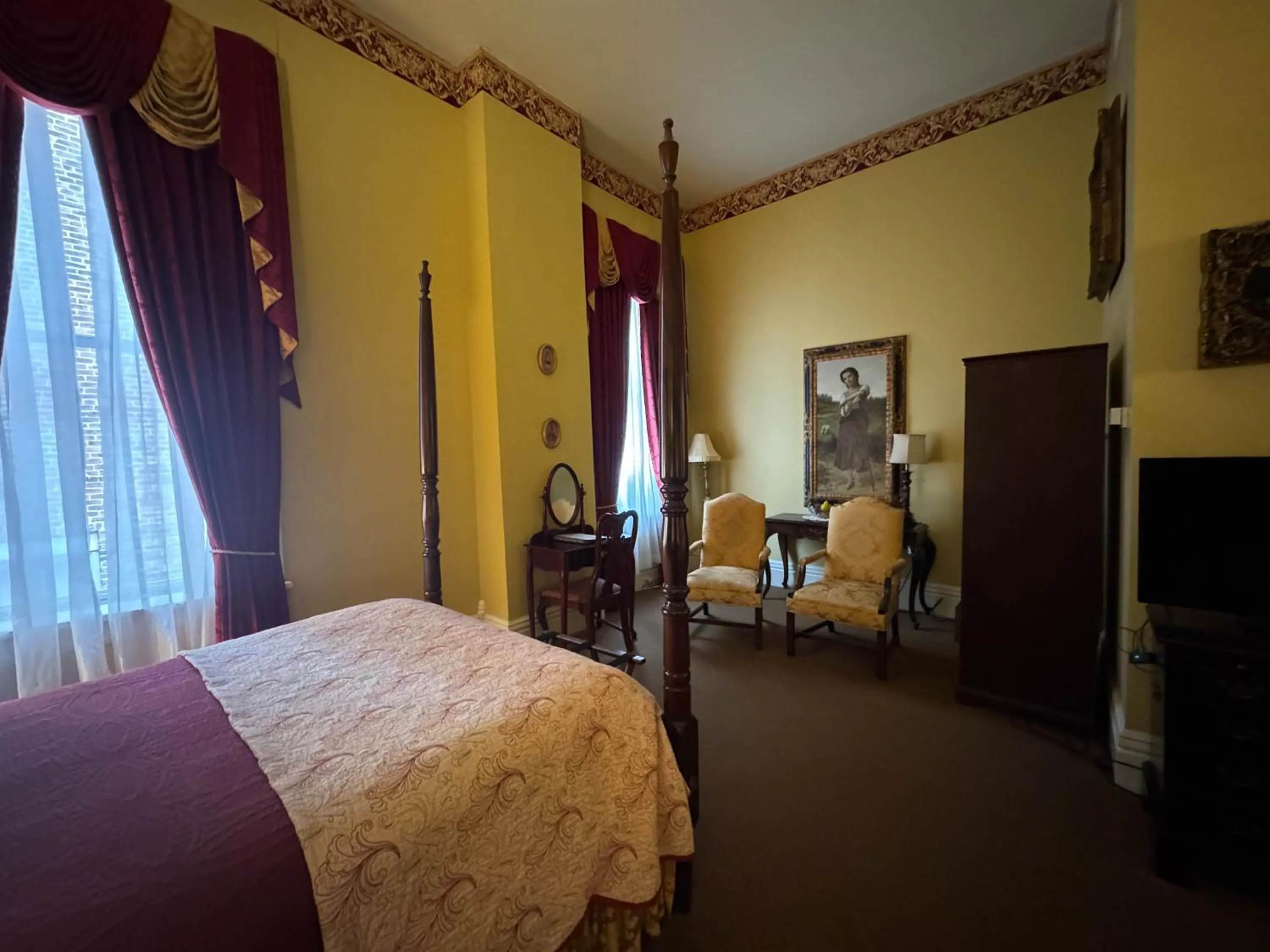 Bed in The Guest House Historic Mansion