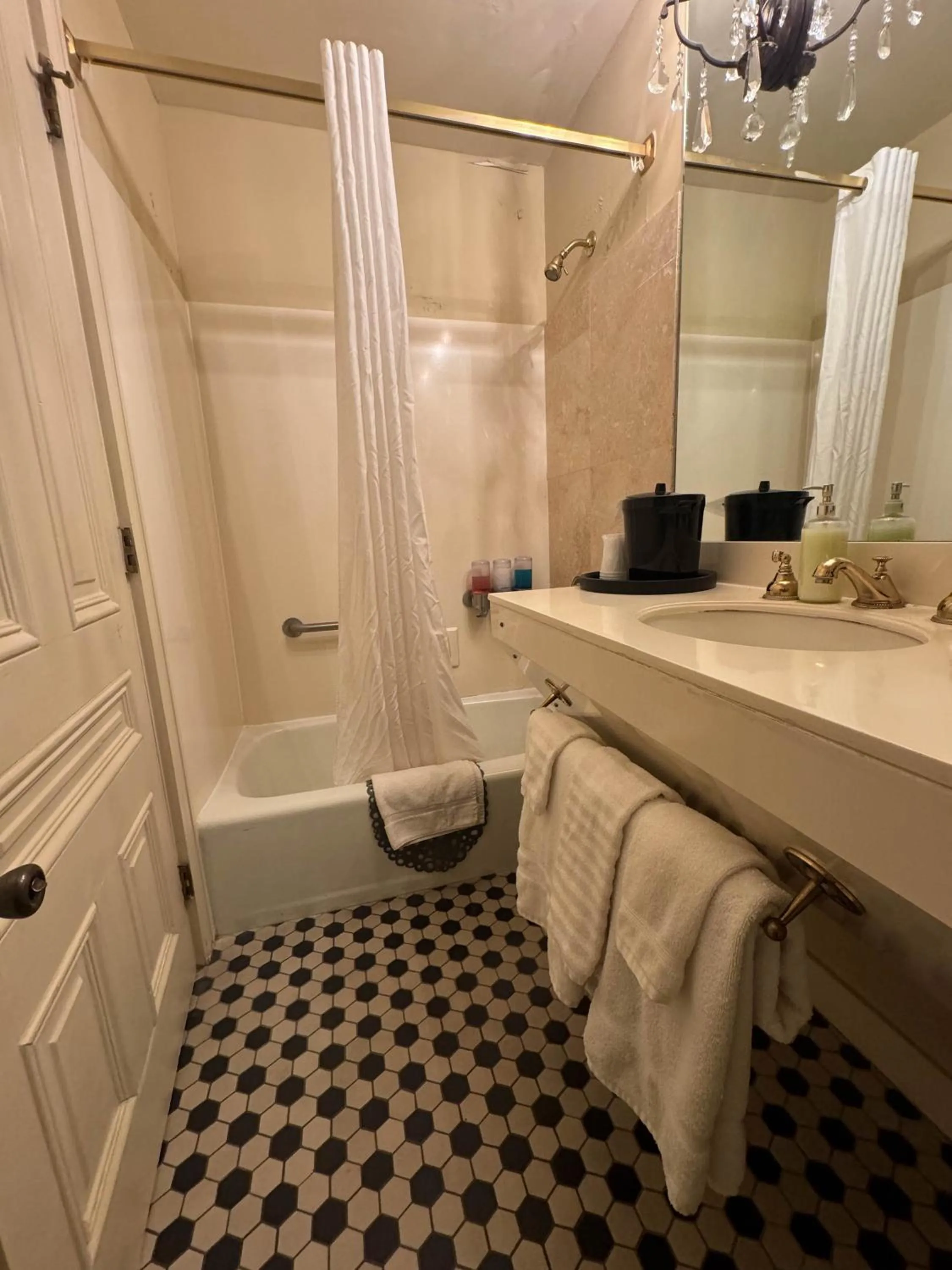 Bath in The Guest House Historic Mansion