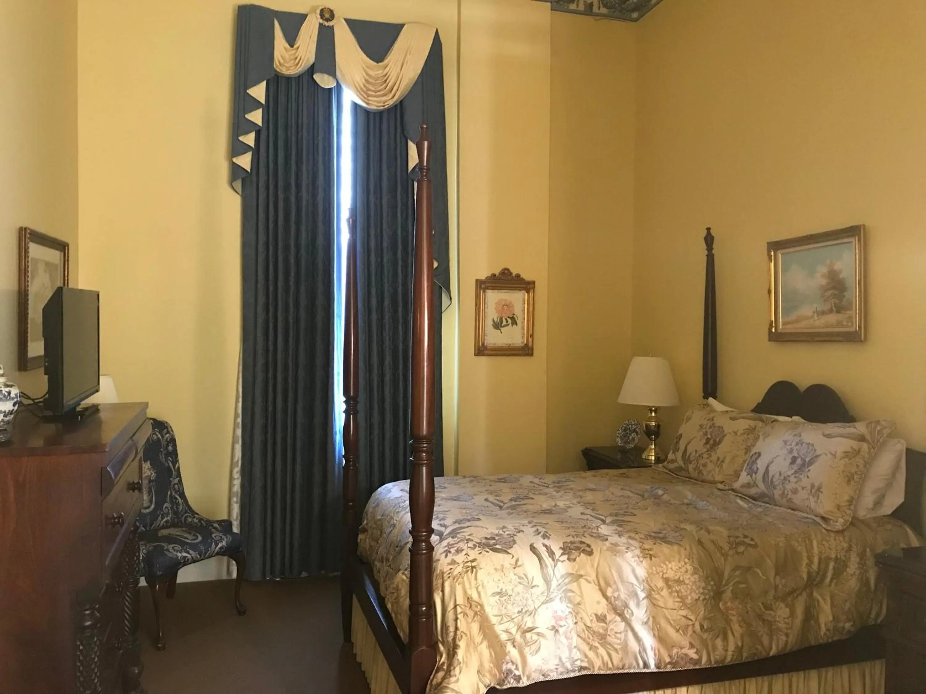 Bed in The Guest House Historic Mansion