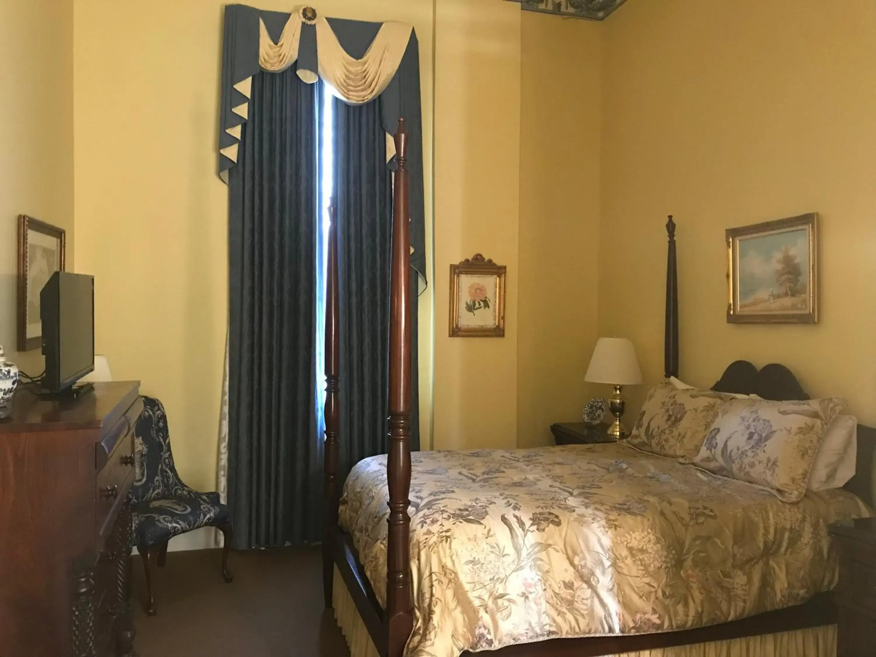Queen Room - Stephen Duncan Room in The Guest House Historic Mansion Queen Room - Stephen Duncan Room in The Guest House Historic Mansion