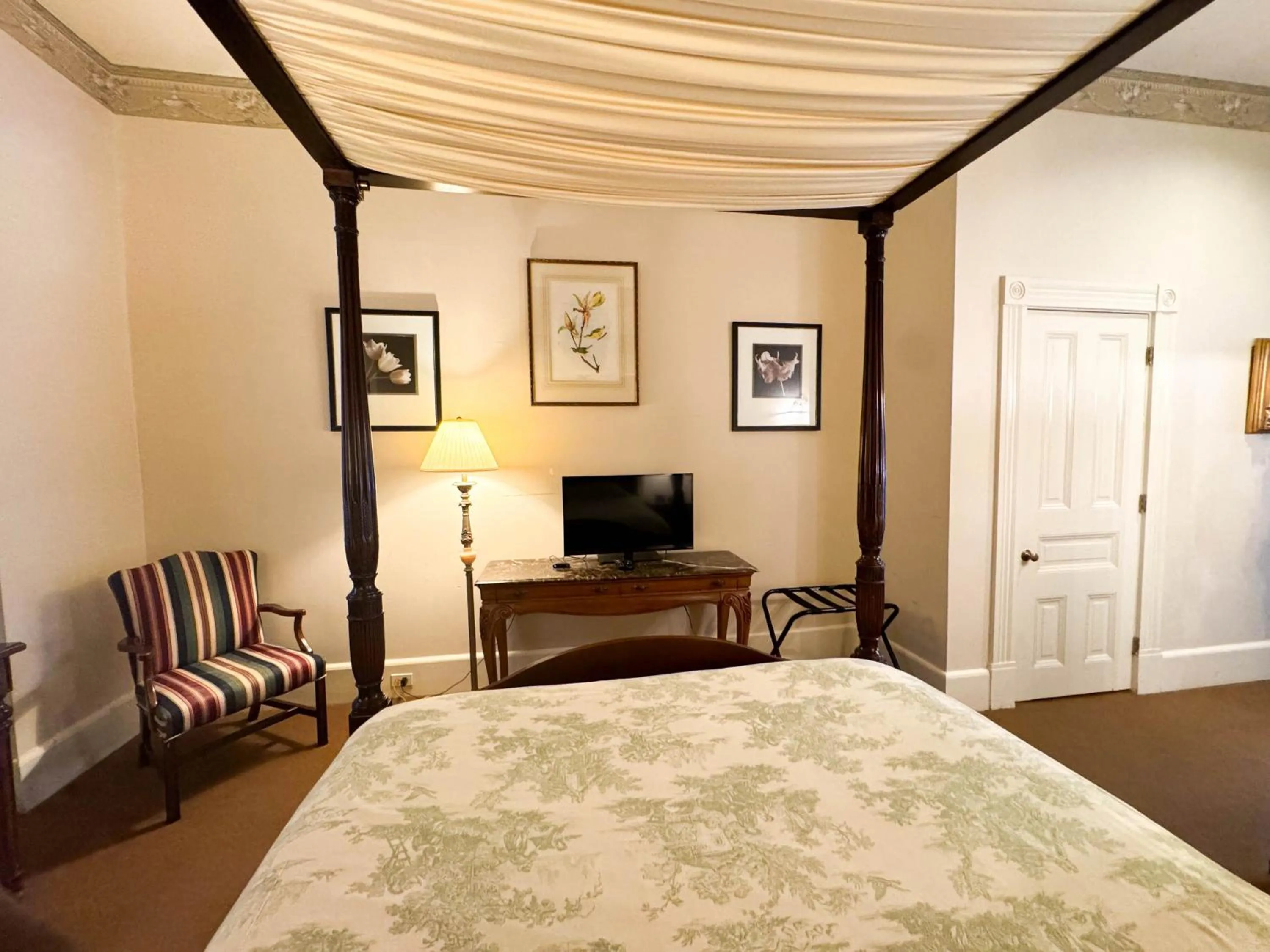 TV and multimedia, Bed in The Guest House Historic Mansion