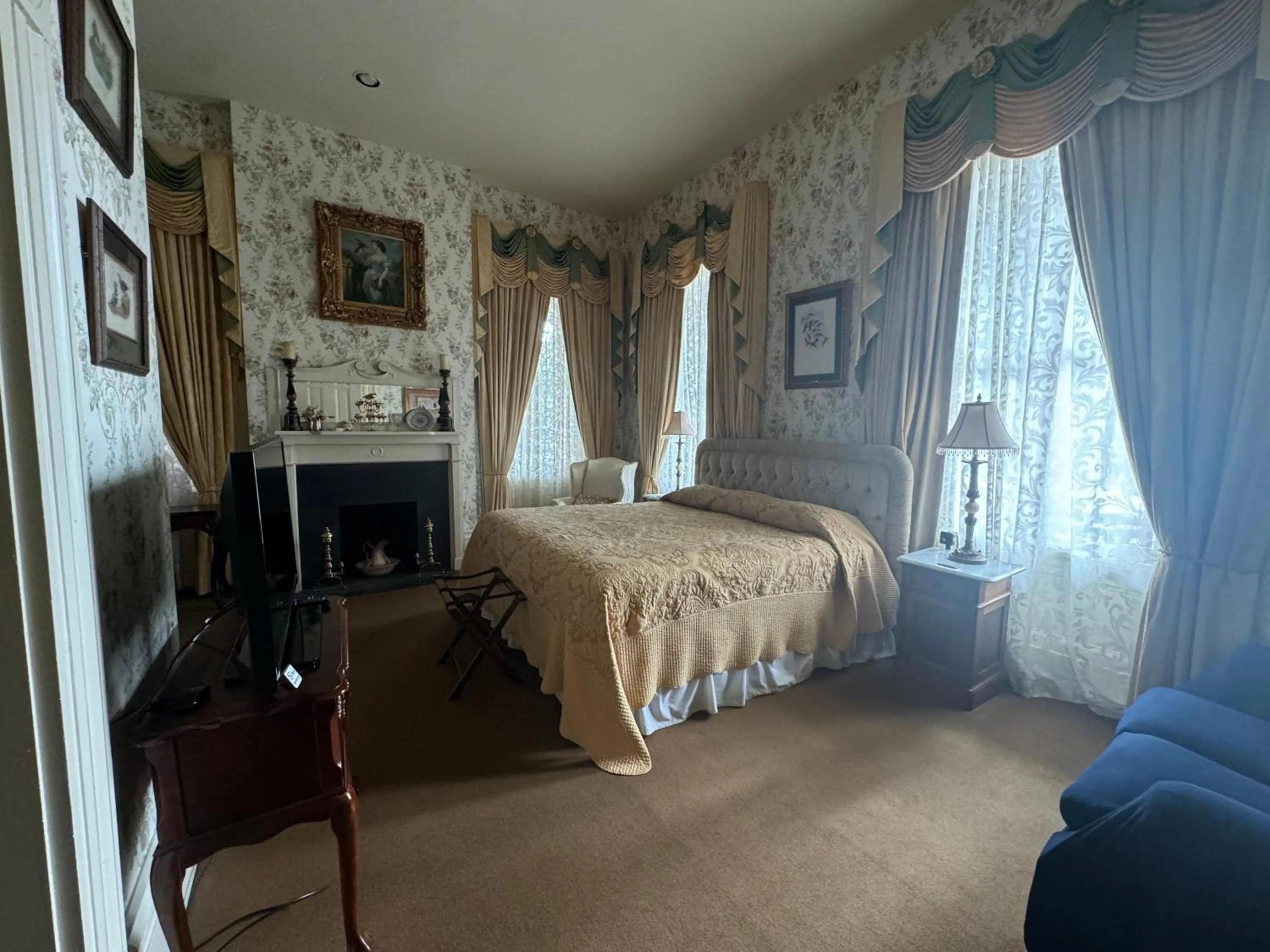 Photo of the whole room, Bed in The Guest House Historic Mansion