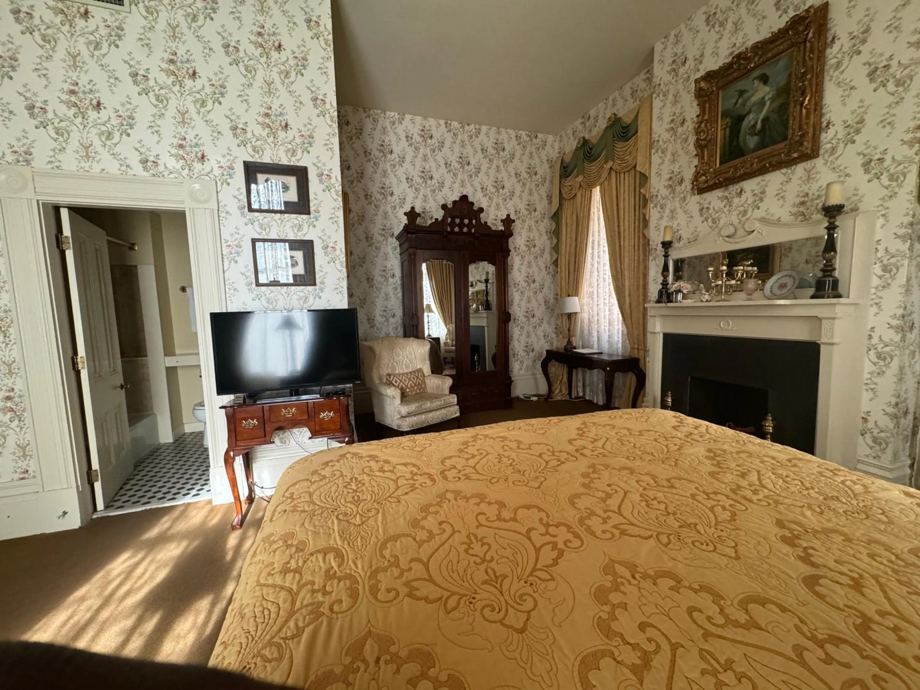 Photo of the whole room, Bed in The Guest House Historic Mansion