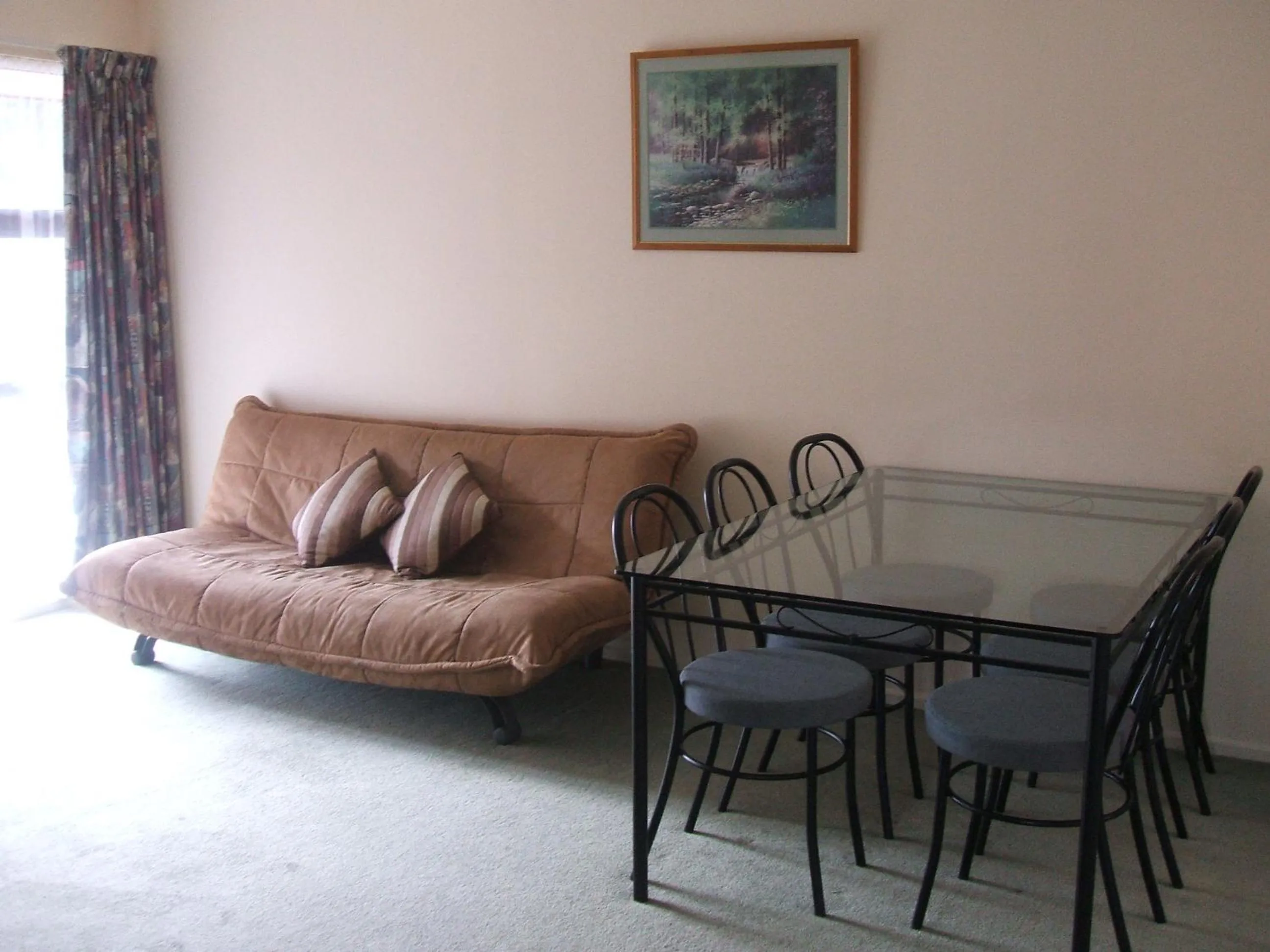 Living room in Pavilion Motel & Conference Centre