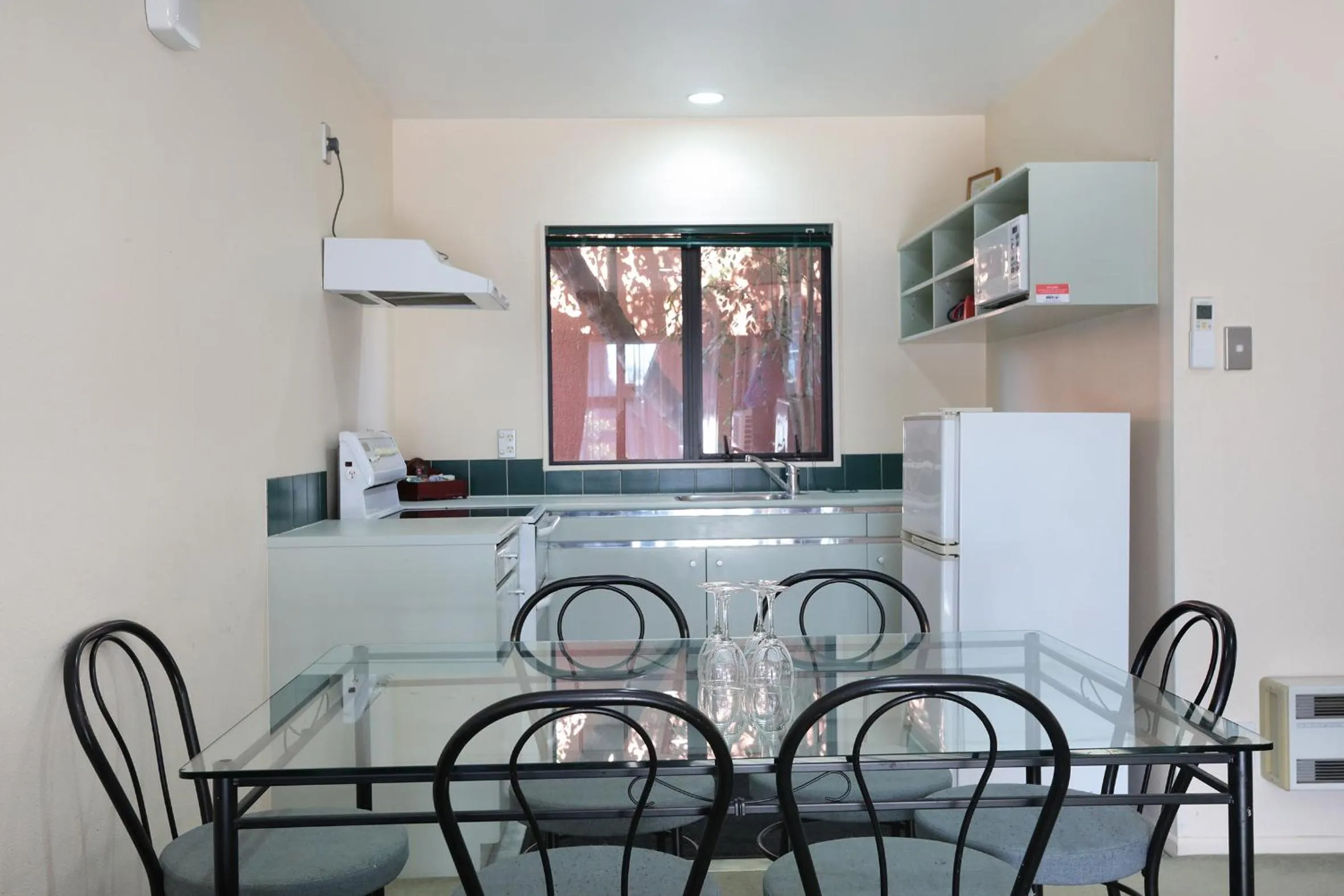 Kitchen or kitchenette in Pavilion Motel & Conference Centre