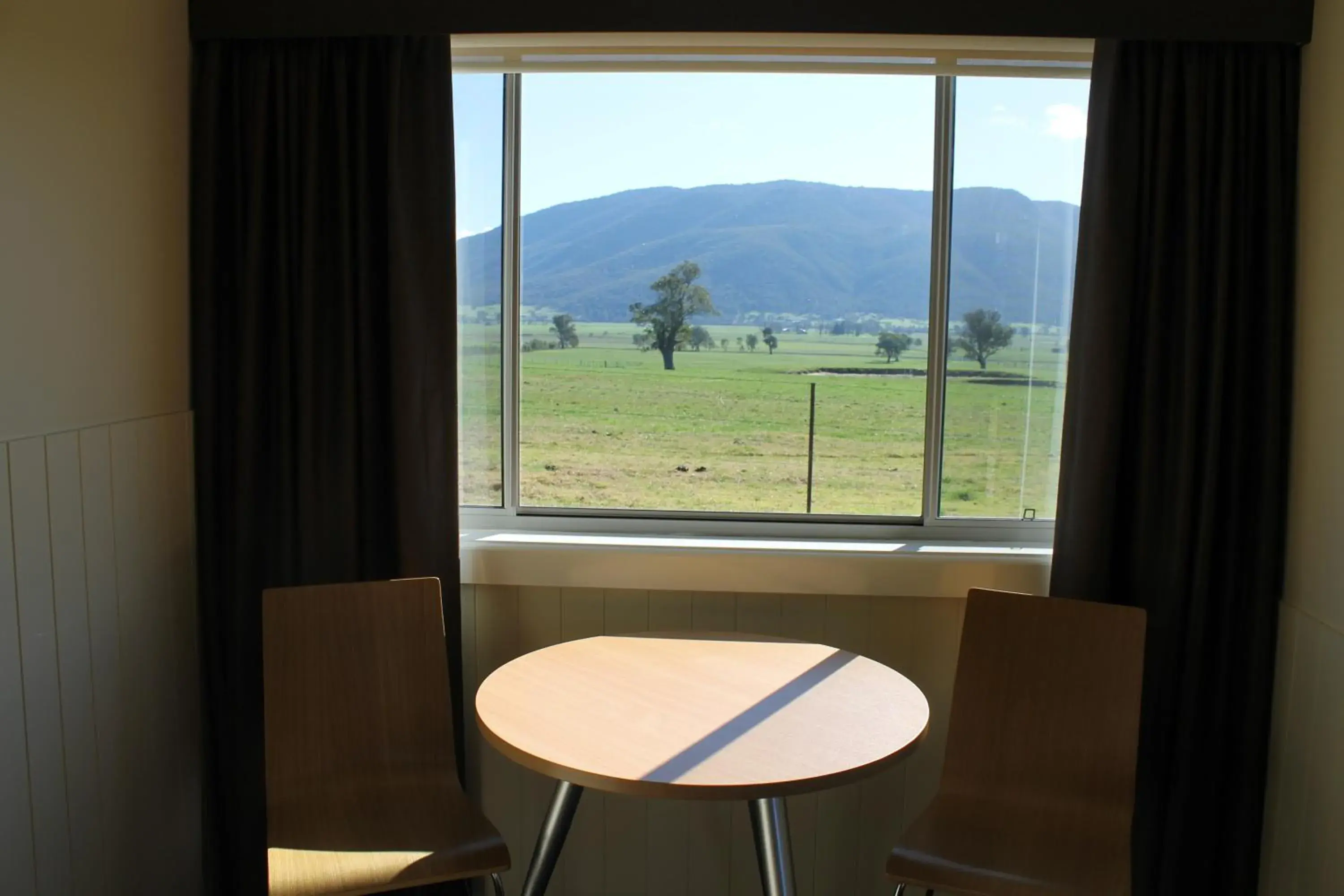 Queen Room 3.5 star with Mountain View in Mountain View Motel Queen Room 3.5 star with Mountain View in Mountain View Motel