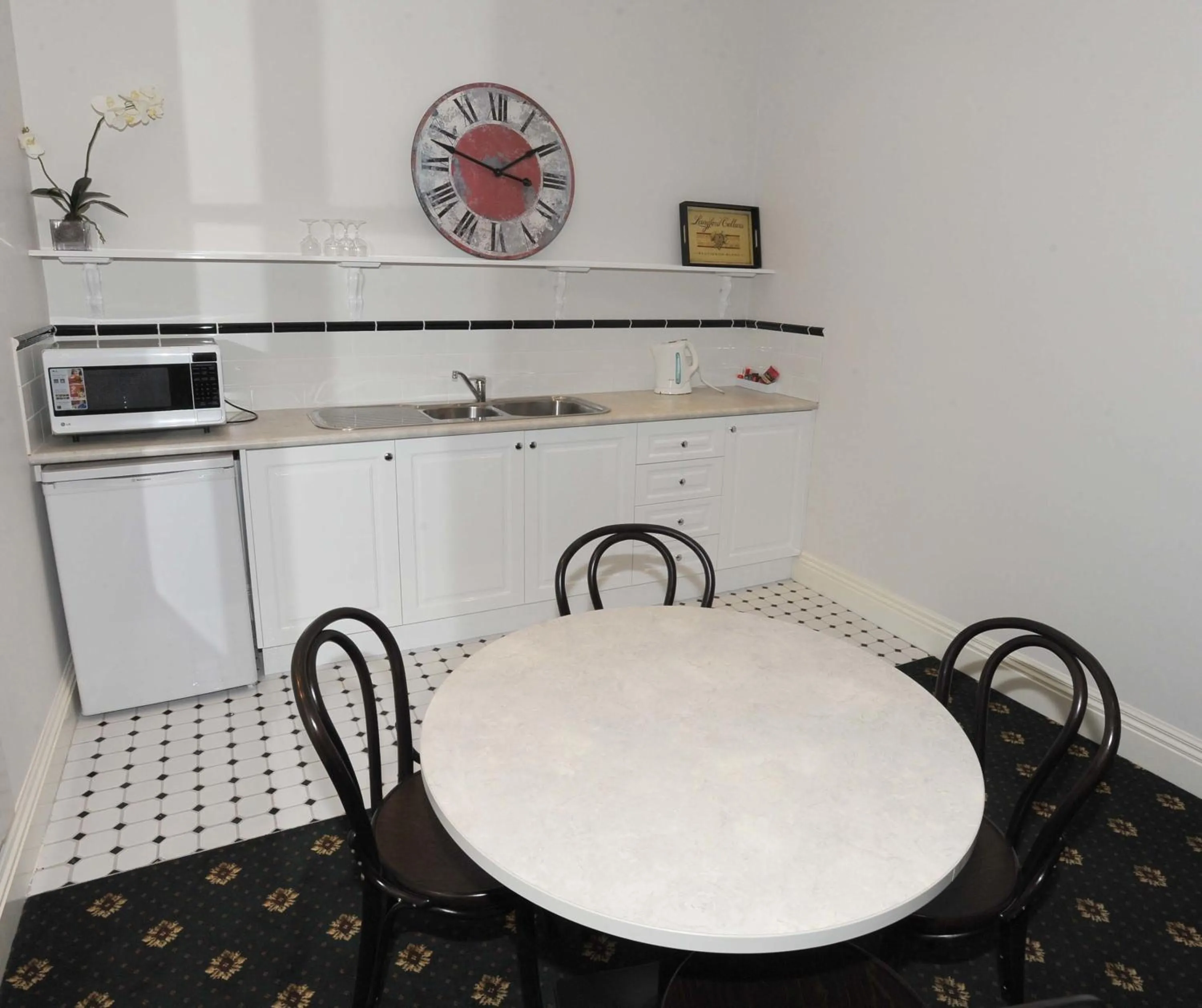 Kitchen or kitchenette in The Yarrawonga Hotel