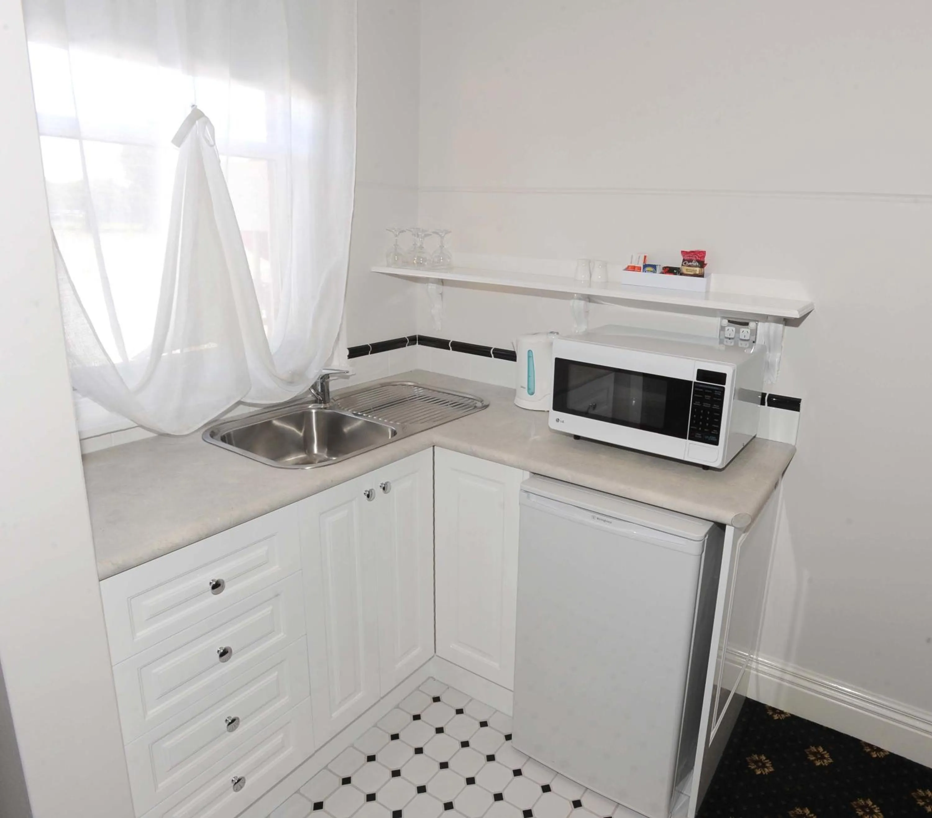Kitchen or kitchenette in The Yarrawonga Hotel