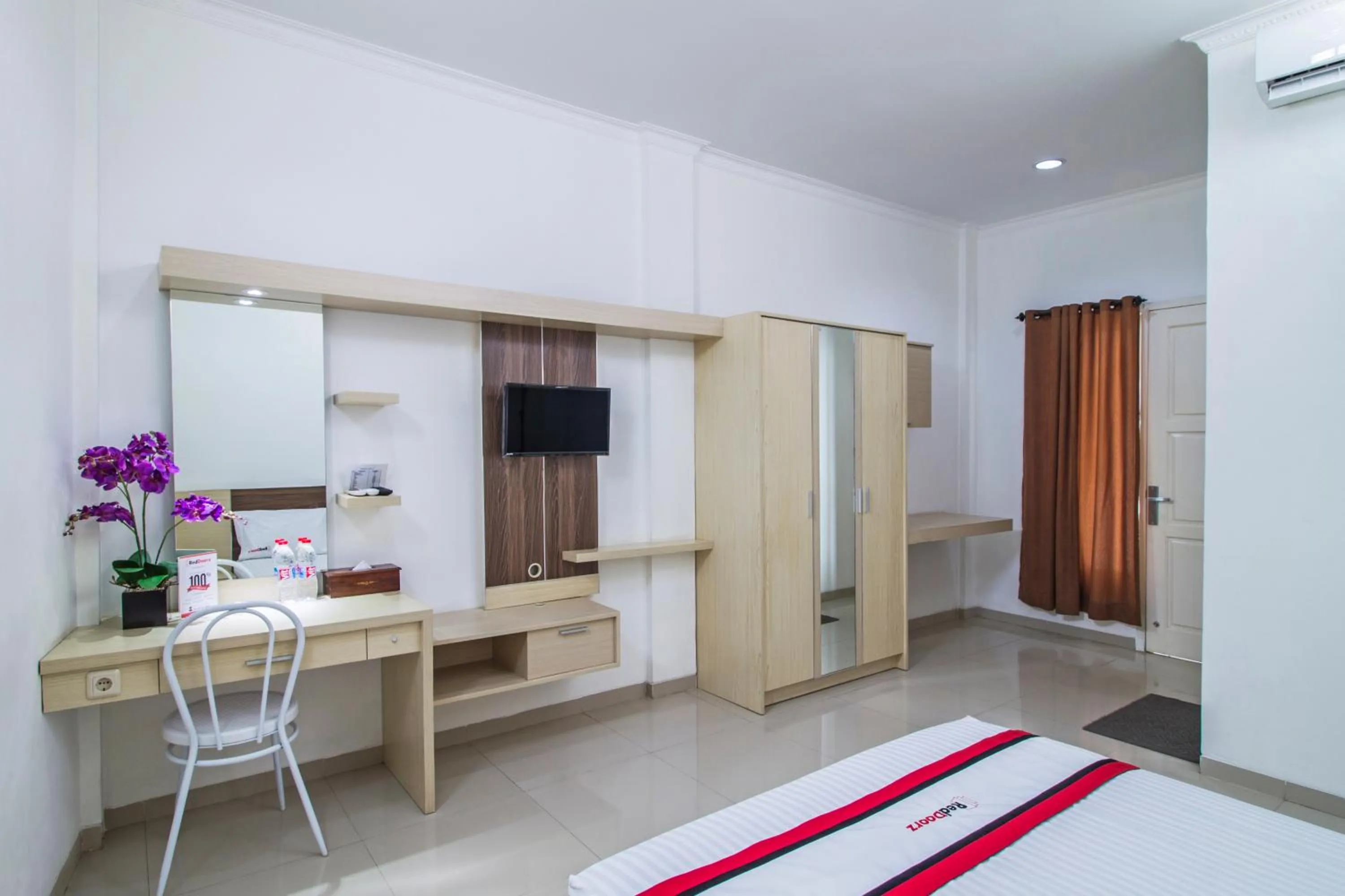 Bedroom in RedDoorz @ Jatiwaringin