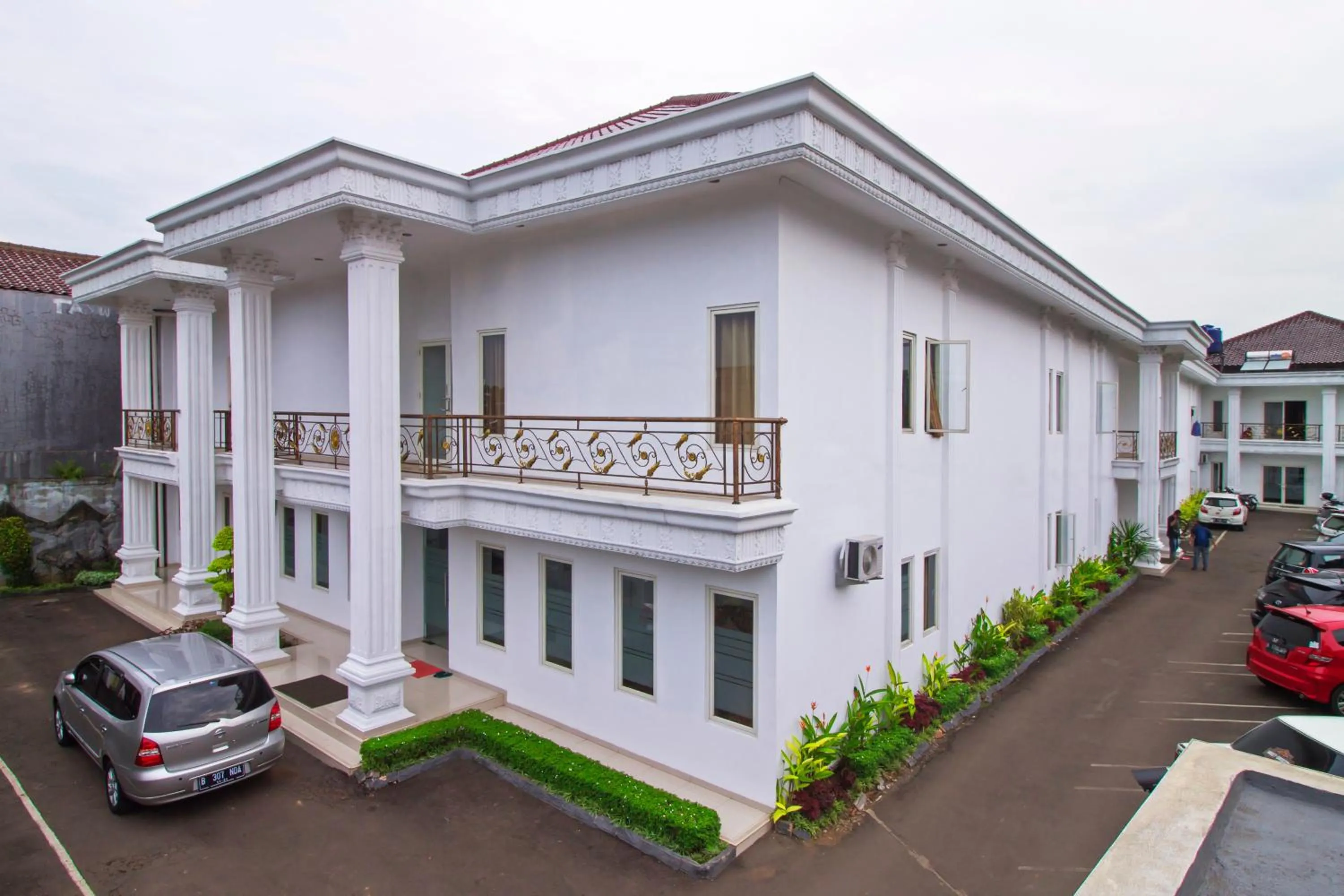 Facade/entrance in RedDoorz @ Jatiwaringin