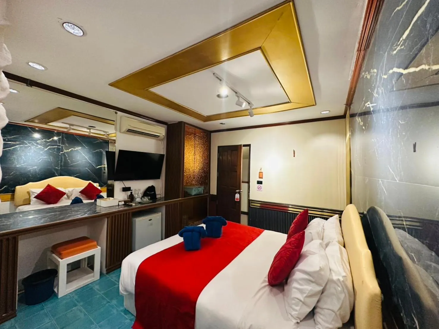 Kitchen or kitchenette, Bed in Koh Chang Resort