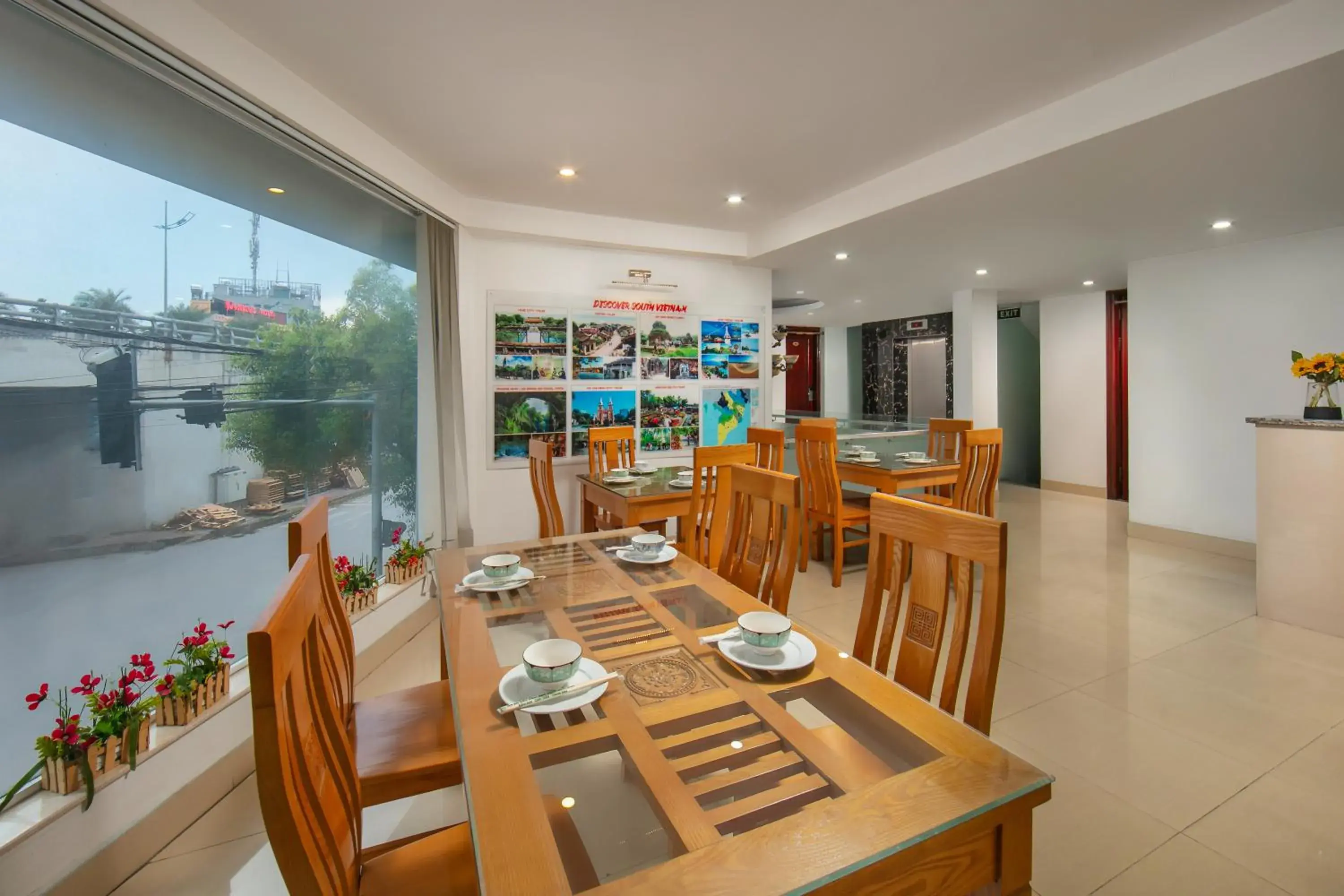 Restaurant/places to eat in New Airport Hotel Restaurant/places to eat in New Airport Hotel