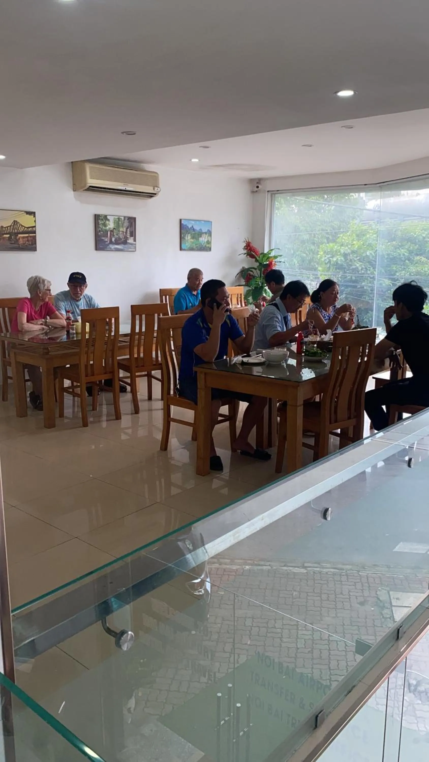 Restaurant/places to eat in New Airport Hotel