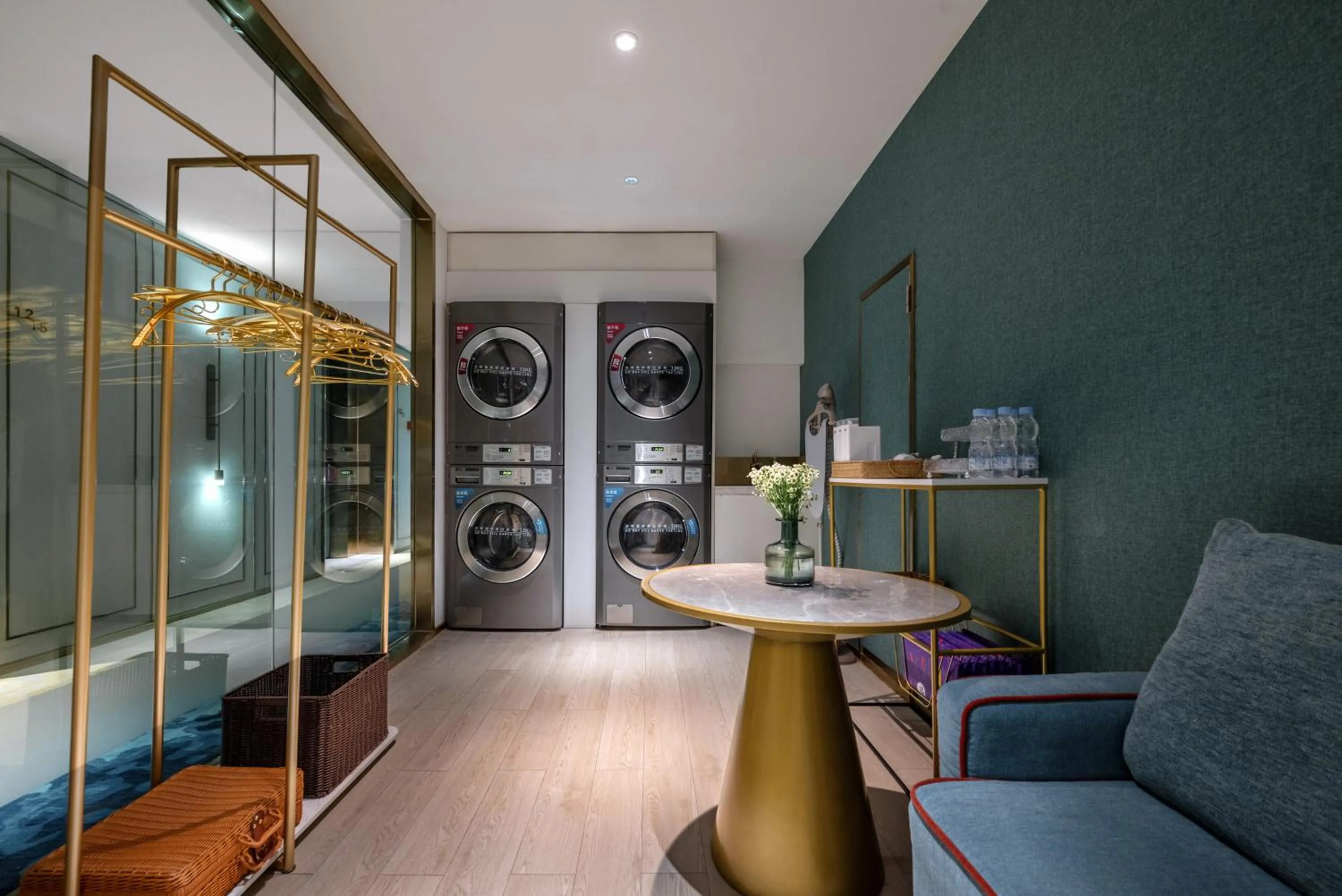 washing machine, Bed in Manxin Hotel, Guanyinqiao, Chongqing