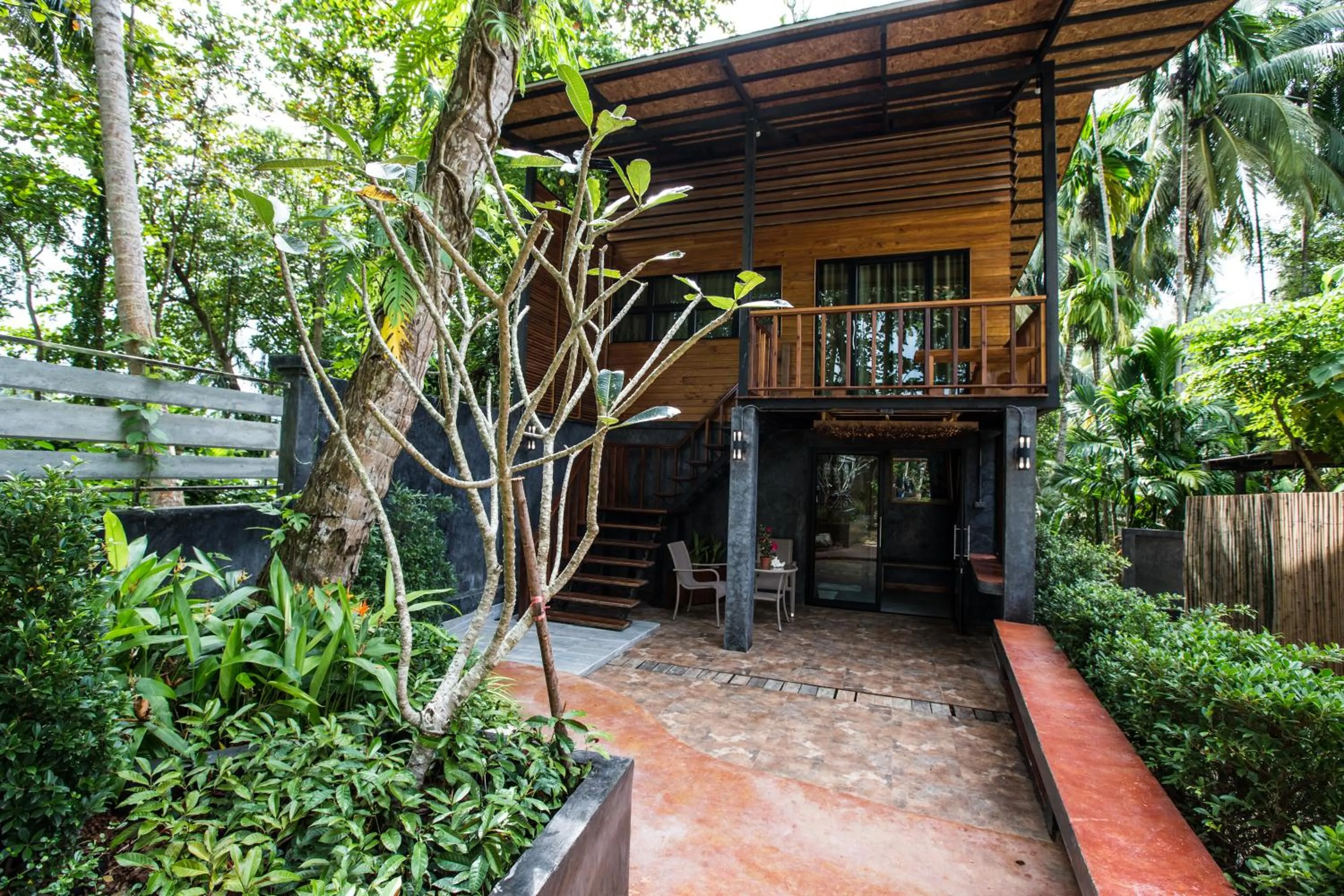 Garden in Andalay Beach Resort Koh Libong