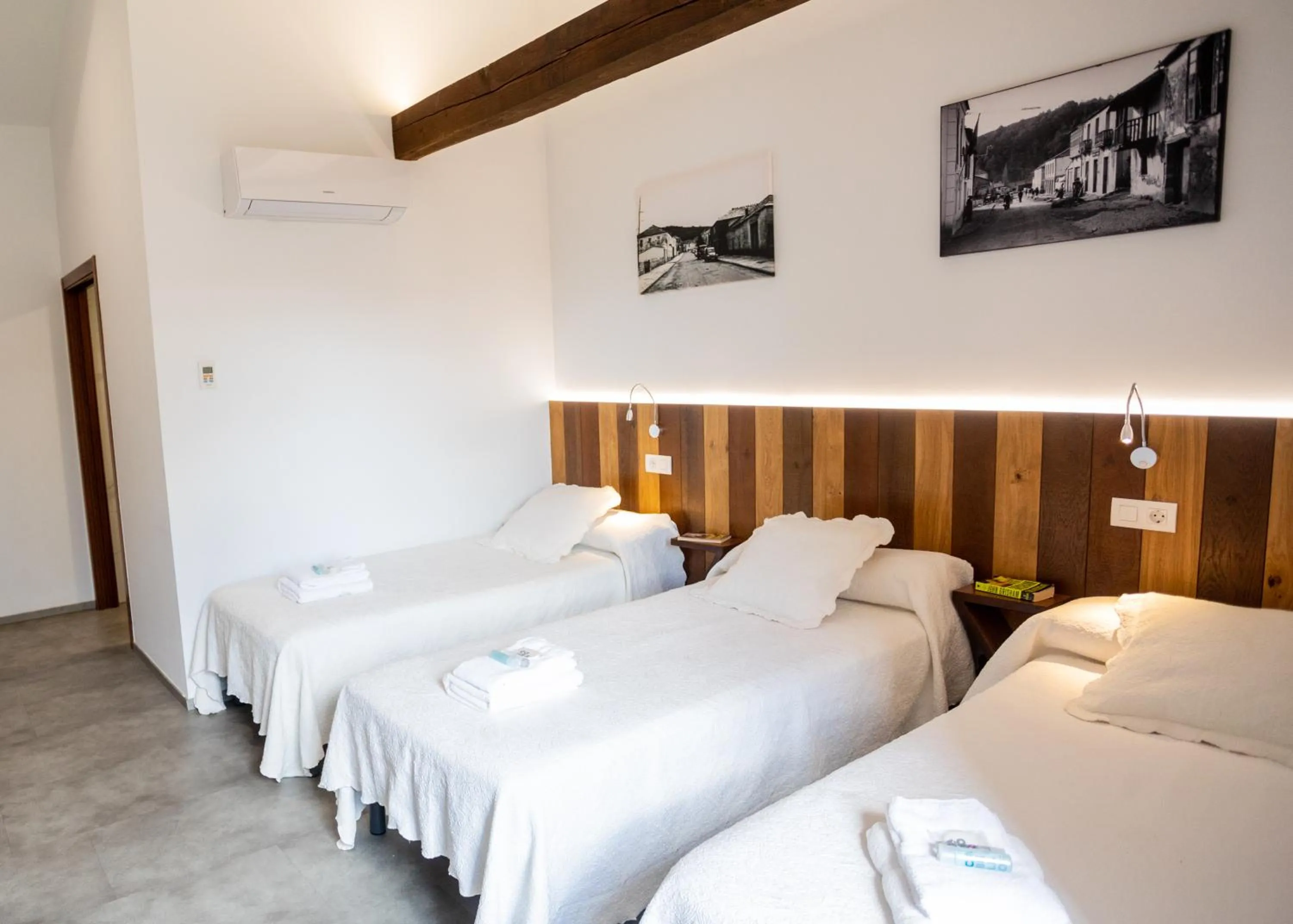 Triple Room with Bathroom in Complexo Xacobeo