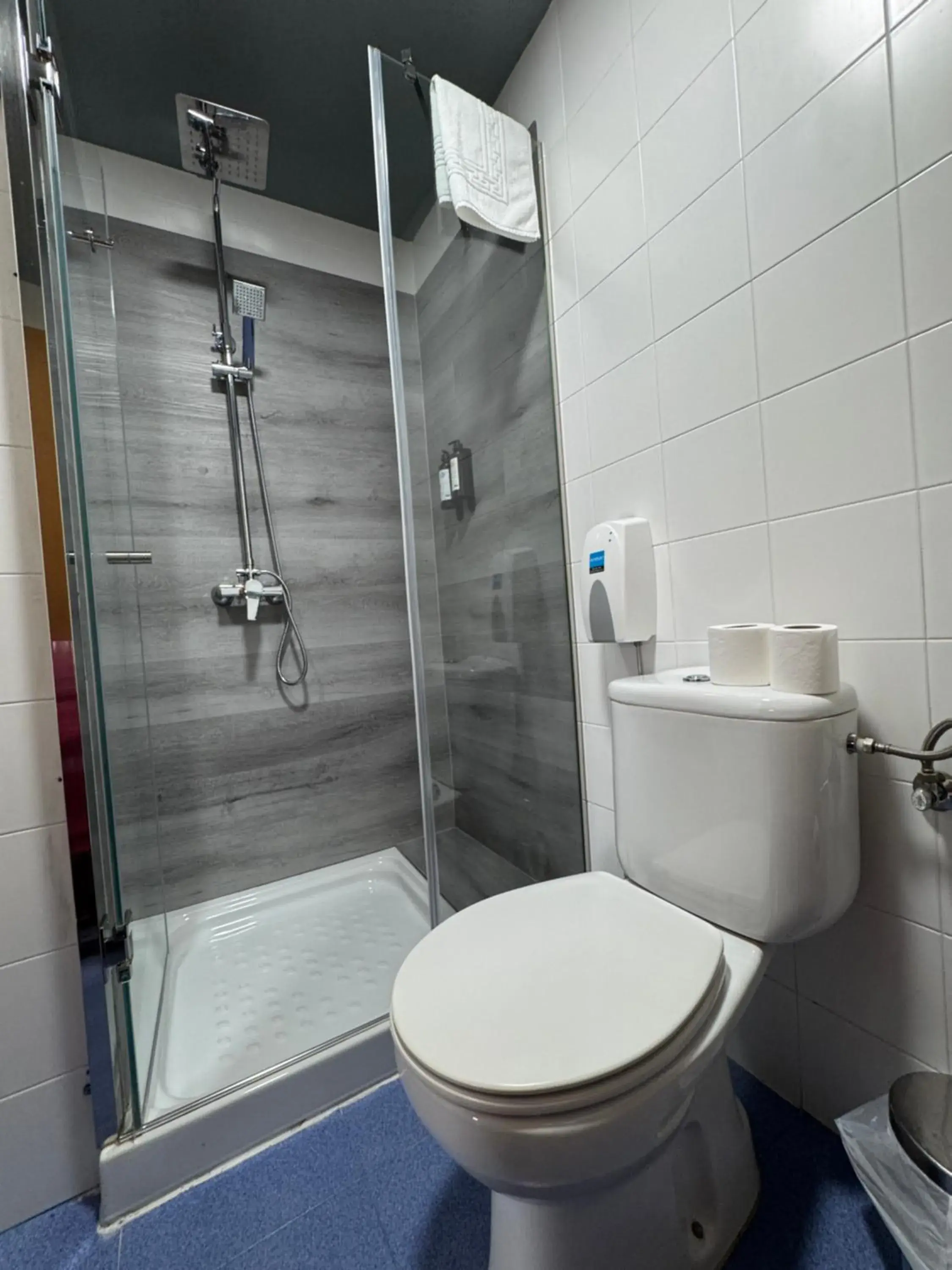 Triple Room with Bathroom in Complexo Xacobeo Triple Room with Bathroom in Complexo Xacobeo