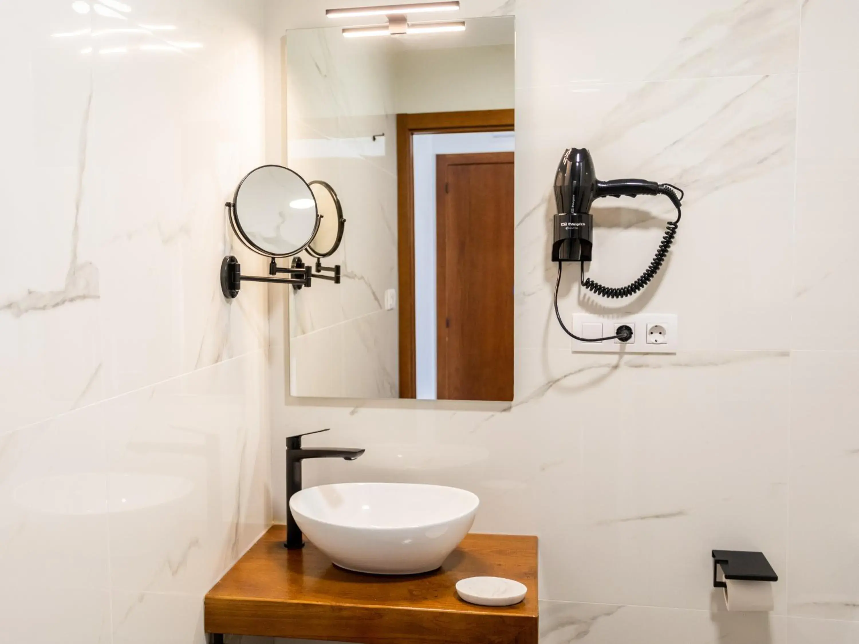 Triple Room with Bathroom in Complexo Xacobeo Triple Room with Bathroom in Complexo Xacobeo