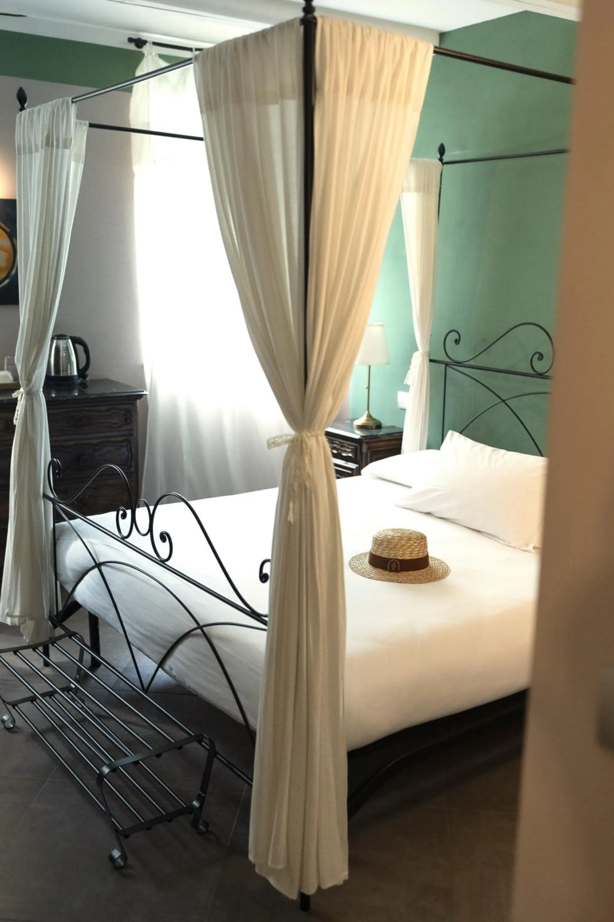 Bedroom, Bed in Lange