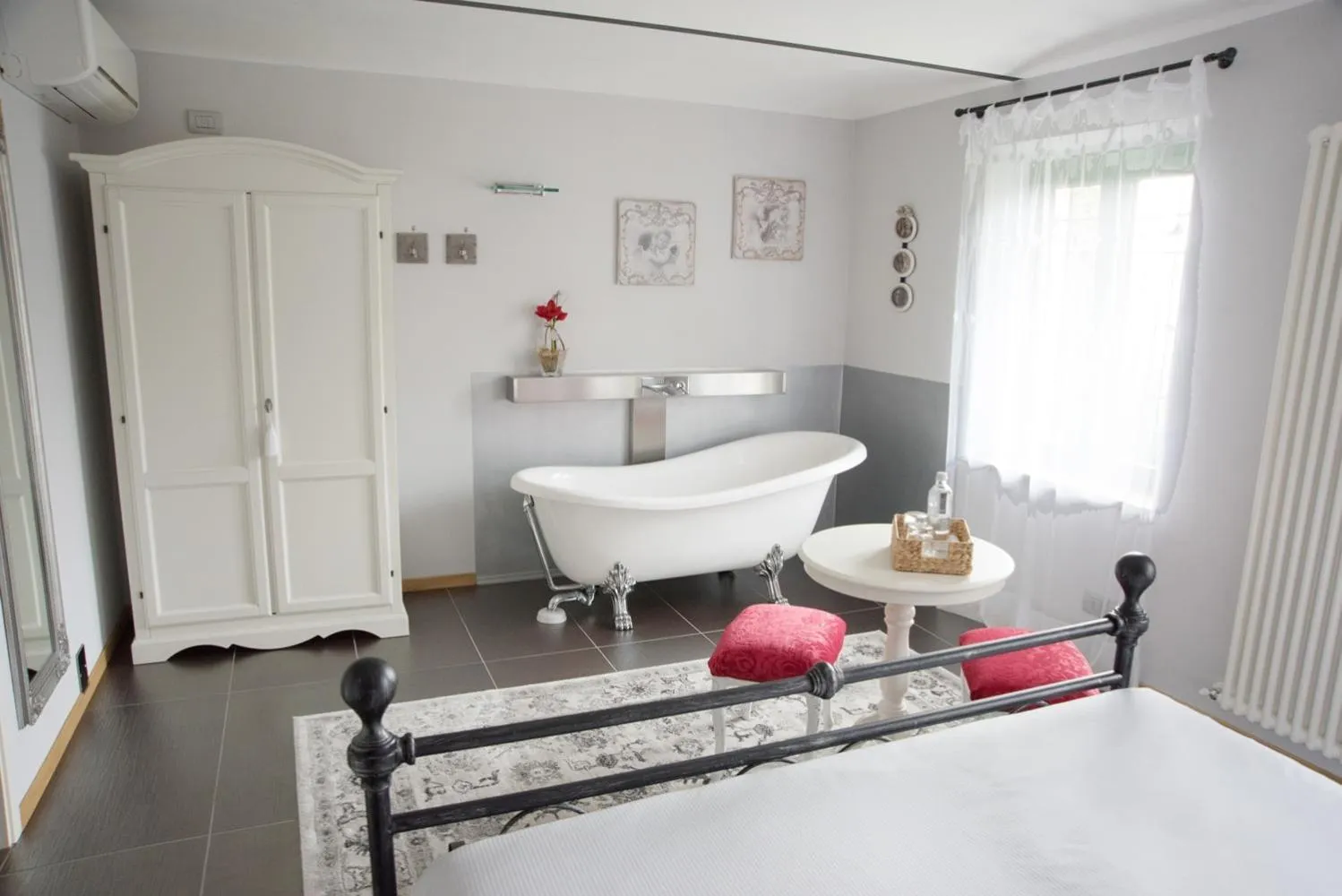 Photo of the whole room, Bed in Lange