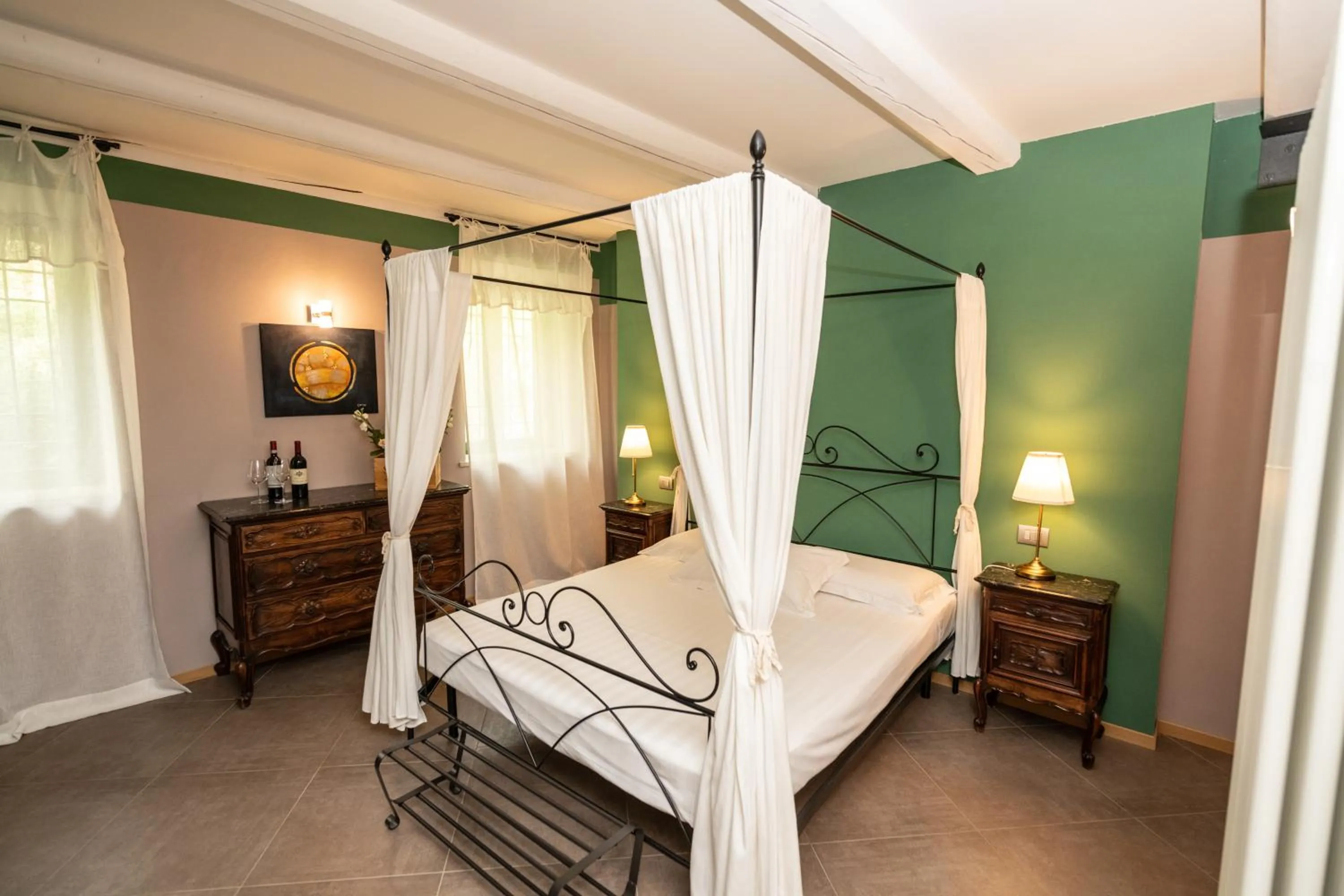 Bedroom, Bed in Lange