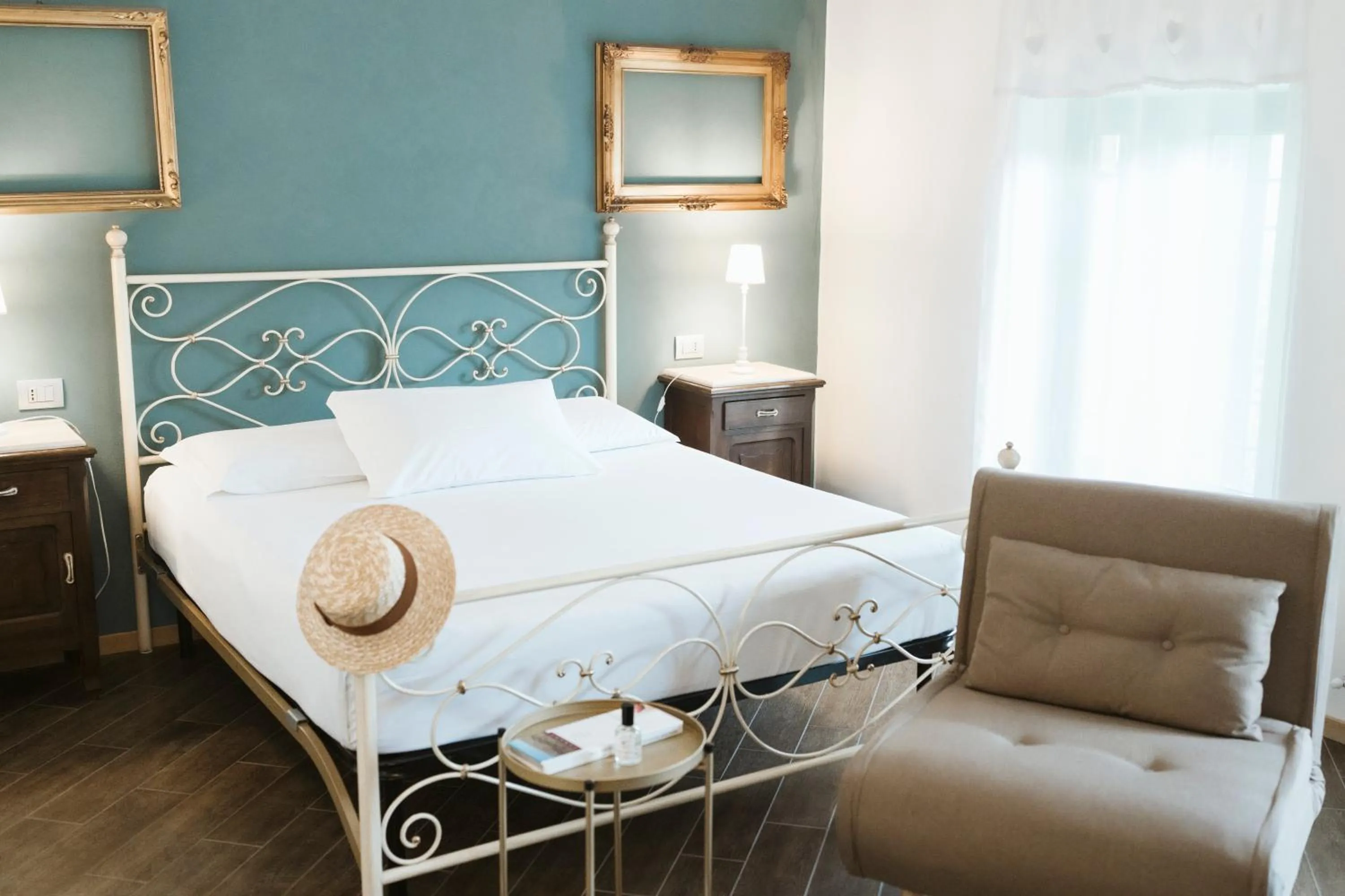 Bedroom, Bed in Lange